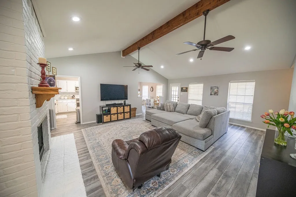 Single Family Residence For Sale in Hopkins County , 328 Hollie Circle, Sulphur Springs, Texas 75482, 3 Bedroom, 2 Bathroom, 2 Garage spaces, 2,157 Sqft, built in 1986, mls#21398936, Real Estate Agent in Sulphur Springs, Homes For Sale in Hopkins county, Homes For Sale in Sulphur Springs, Realtor in Sulphur Springs Texas, Real Estate Brokerage Independent Realty Texas, Luminita Cordes Realtor