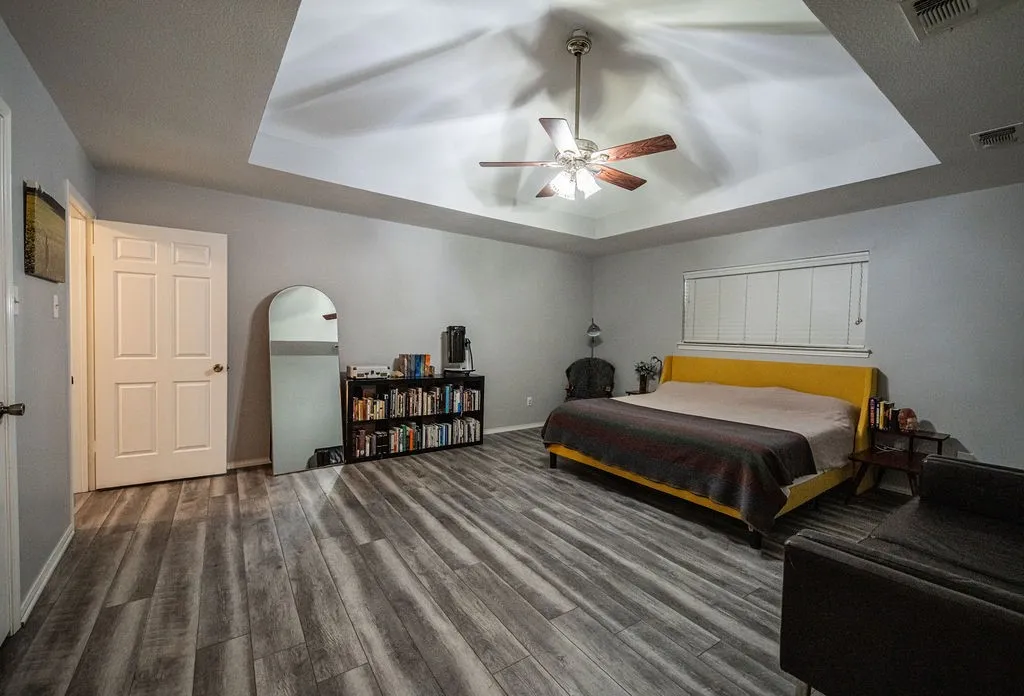 Single Family Residence For Sale in Hopkins County , 328 Hollie Circle, Sulphur Springs, Texas 75482, 3 Bedroom, 2 Bathroom, 2 Garage spaces, 2,157 Sqft, built in 1986, mls#21398936, Real Estate Agent in Sulphur Springs, Homes For Sale in Hopkins county, Homes For Sale in Sulphur Springs, Realtor in Sulphur Springs Texas, Real Estate Brokerage Independent Realty Texas, Luminita Cordes Realtor