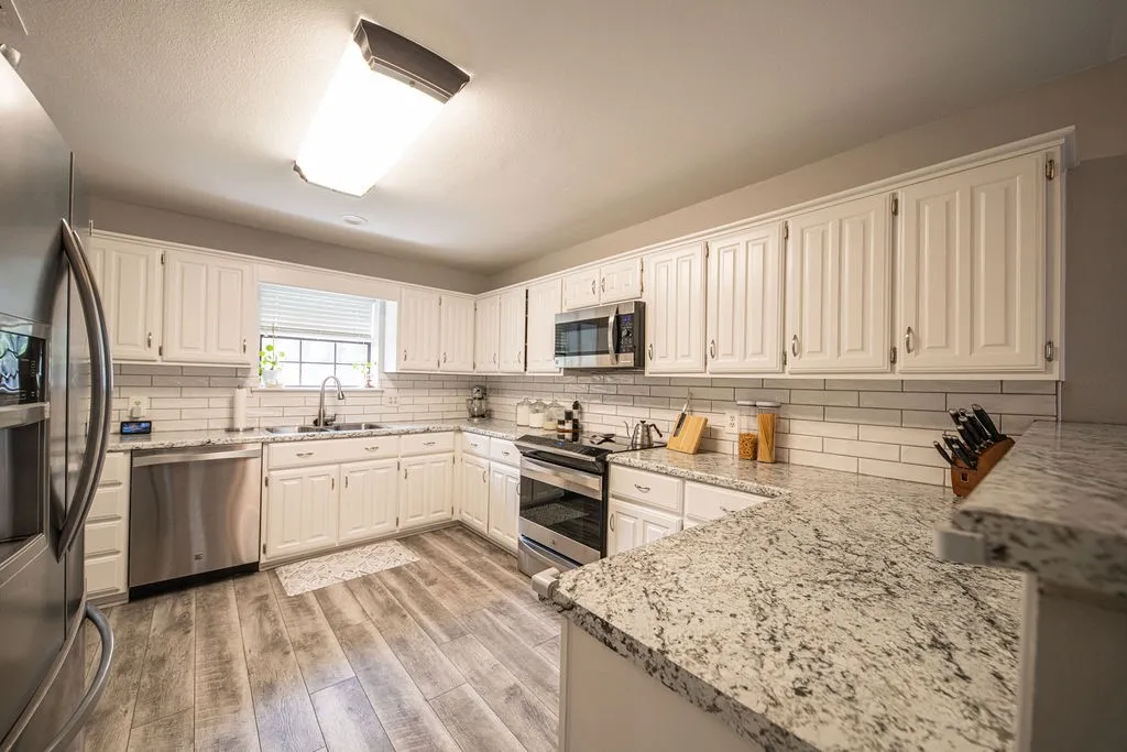 Single Family Residence For Sale in Hopkins County , 328 Hollie Circle, Sulphur Springs, Texas 75482, 3 Bedroom, 2 Bathroom, 2 Garage spaces, 2,157 Sqft, built in 1986, mls#21398936, Real Estate Agent in Sulphur Springs, Homes For Sale in Hopkins county, Homes For Sale in Sulphur Springs, Realtor in Sulphur Springs Texas, Real Estate Brokerage Independent Realty Texas, Luminita Cordes Realtor