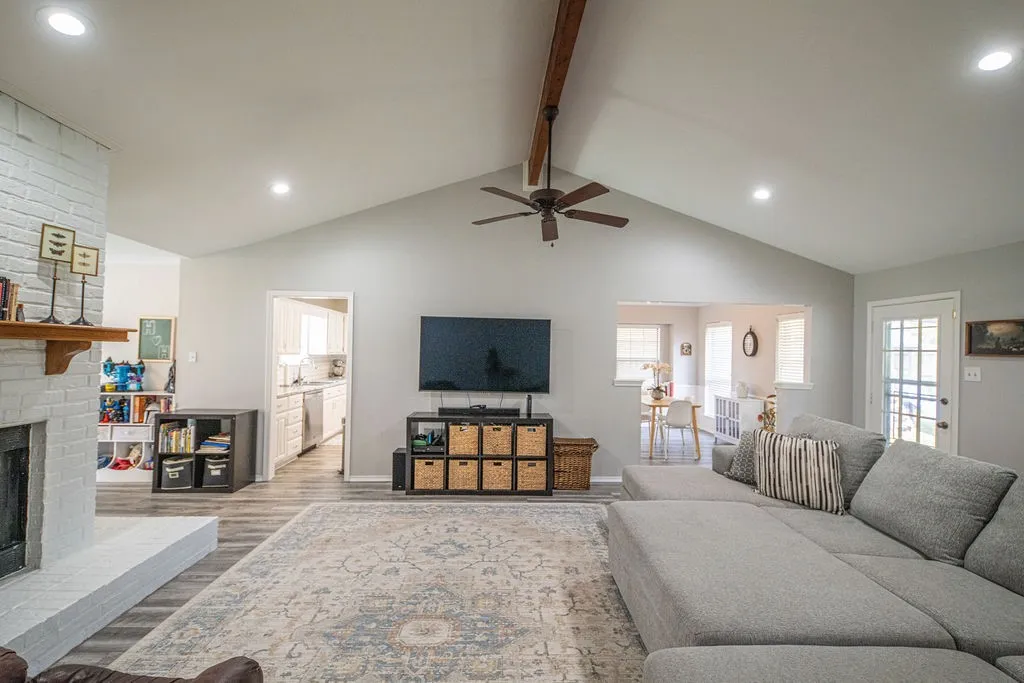 Single Family Residence For Sale in Hopkins County , 328 Hollie Circle, Sulphur Springs, Texas 75482, 3 Bedroom, 2 Bathroom, 2 Garage spaces, 2,157 Sqft, built in 1986, mls#21398936, Real Estate Agent in Sulphur Springs, Homes For Sale in Hopkins county, Homes For Sale in Sulphur Springs, Realtor in Sulphur Springs Texas, Real Estate Brokerage Independent Realty Texas, Luminita Cordes Realtor