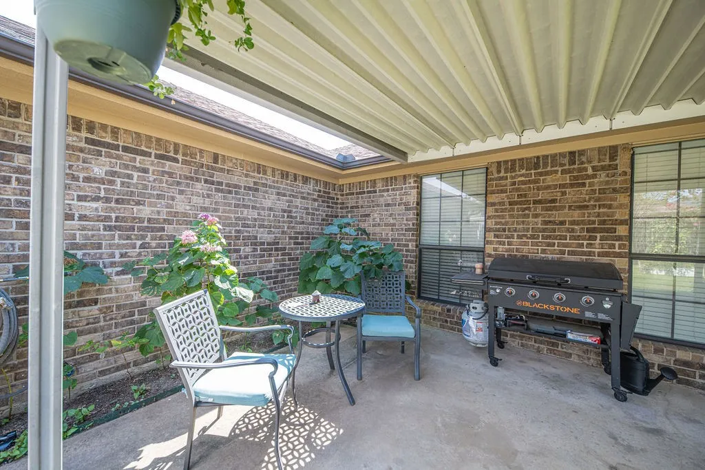 Single Family Residence For Sale in Hopkins County , 328 Hollie Circle, Sulphur Springs, Texas 75482, 3 Bedroom, 2 Bathroom, 2 Garage spaces, 2,157 Sqft, built in 1986, mls#21398936, Real Estate Agent in Sulphur Springs, Homes For Sale in Hopkins county, Homes For Sale in Sulphur Springs, Realtor in Sulphur Springs Texas, Real Estate Brokerage Independent Realty Texas, Luminita Cordes Realtor