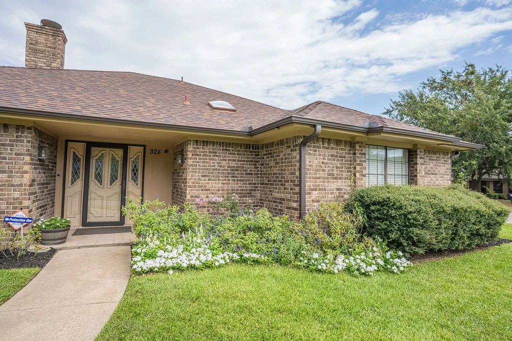 Single Family Residence For Sale in Hopkins County , 328 Hollie Circle, Sulphur Springs, Texas 75482, 3 Bedroom, 2 Bathroom, 2 Garage spaces, 2,157 Sqft, built in 1986, mls#21398936, Real Estate Agent in Sulphur Springs, Homes For Sale in Hopkins county, Homes For Sale in Sulphur Springs, Realtor in Sulphur Springs Texas, Real Estate Brokerage Independent Realty Texas, Luminita Cordes Realtor