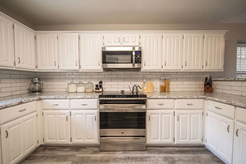 Single Family Residence For Sale in Hopkins County , 328 Hollie Circle, Sulphur Springs, Texas 75482, 3 Bedroom, 2 Bathroom, 2 Garage spaces, 2,157 Sqft, built in 1986, mls#21398936, Real Estate Agent in Sulphur Springs, Homes For Sale in Hopkins county, Homes For Sale in Sulphur Springs, Realtor in Sulphur Springs Texas, Real Estate Brokerage Independent Realty Texas, Luminita Cordes Realtor