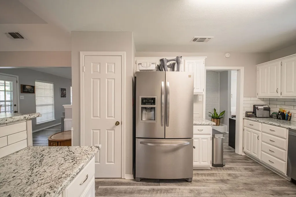 Single Family Residence For Sale in Hopkins County , 328 Hollie Circle, Sulphur Springs, Texas 75482, 3 Bedroom, 2 Bathroom, 2 Garage spaces, 2,157 Sqft, built in 1986, mls#21398936, Real Estate Agent in Sulphur Springs, Homes For Sale in Hopkins county, Homes For Sale in Sulphur Springs, Realtor in Sulphur Springs Texas, Real Estate Brokerage Independent Realty Texas, Luminita Cordes Realtor