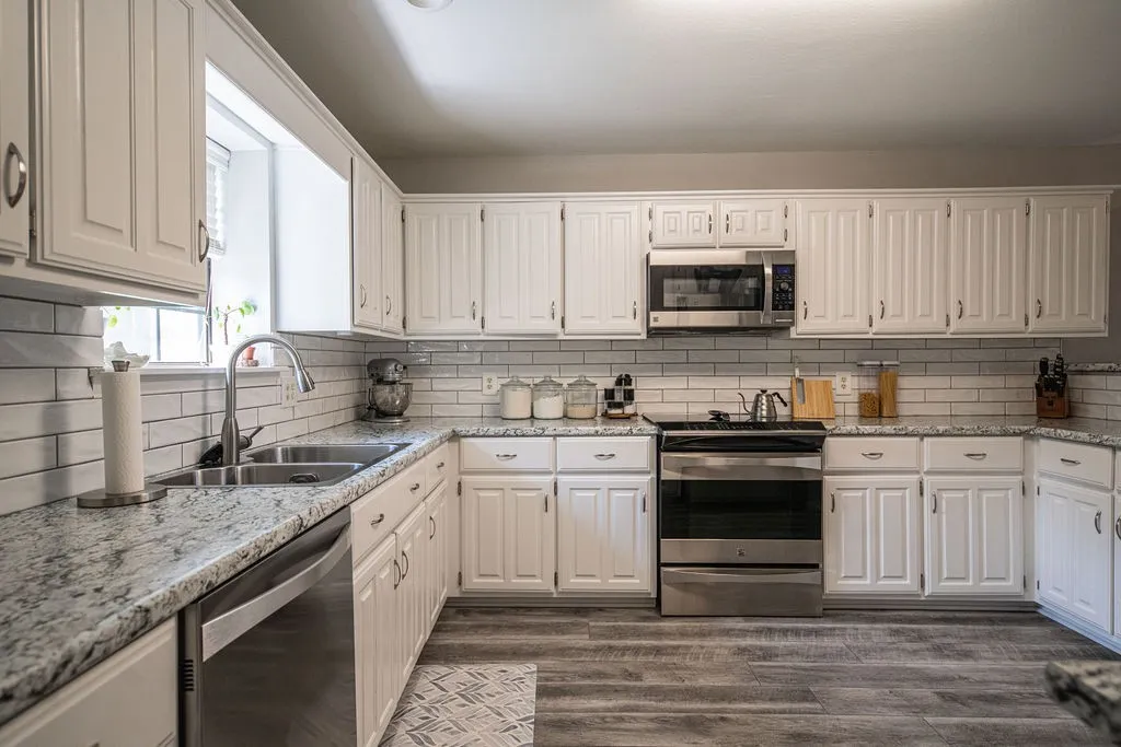 Single Family Residence For Sale in Hopkins County , 328 Hollie Circle, Sulphur Springs, Texas 75482, 3 Bedroom, 2 Bathroom, 2 Garage spaces, 2,157 Sqft, built in 1986, mls#21398936, Real Estate Agent in Sulphur Springs, Homes For Sale in Hopkins county, Homes For Sale in Sulphur Springs, Realtor in Sulphur Springs Texas, Real Estate Brokerage Independent Realty Texas, Luminita Cordes Realtor