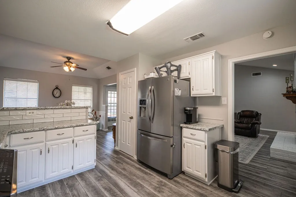 Single Family Residence For Sale in Hopkins County , 328 Hollie Circle, Sulphur Springs, Texas 75482, 3 Bedroom, 2 Bathroom, 2 Garage spaces, 2,157 Sqft, built in 1986, mls#21398936, Real Estate Agent in Sulphur Springs, Homes For Sale in Hopkins county, Homes For Sale in Sulphur Springs, Realtor in Sulphur Springs Texas, Real Estate Brokerage Independent Realty Texas, Luminita Cordes Realtor