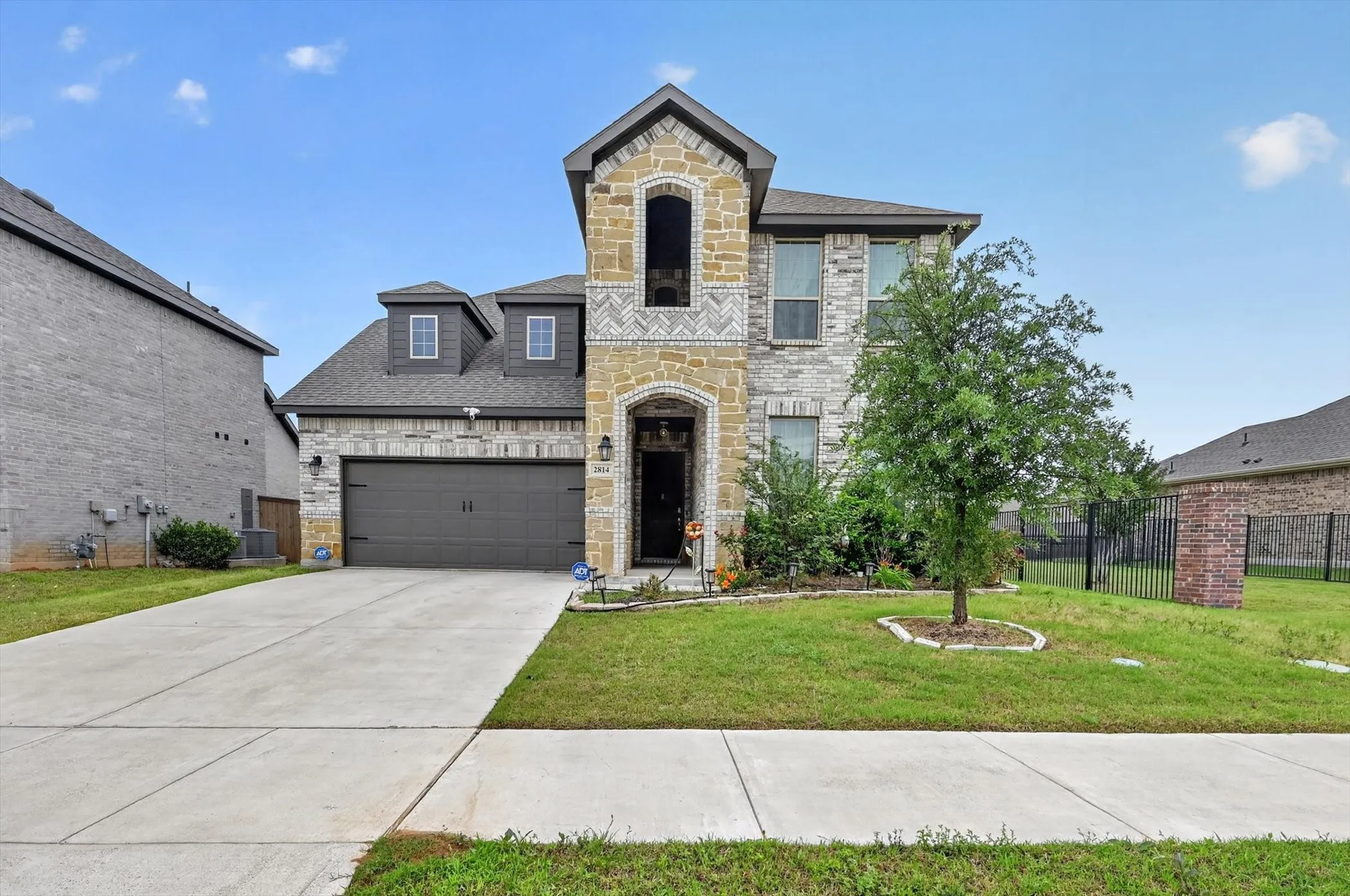 Single Family Residence For Sale in Tarrant County , 2814 Grand Lookout Lane, Arlington, Texas 76001, 4 Bedroom, 3 Bathroom, 2 Garage spaces, 2,504 Sqft, built in 2021, mls#21397623, Real Estate Agent in Arlington, Homes For Sale in Tarrant county, Homes For Sale in Arlington, Realtor in Arlington Texas, Real Estate Brokerage Independent Realty Texas, Luminita Cordes Realtor