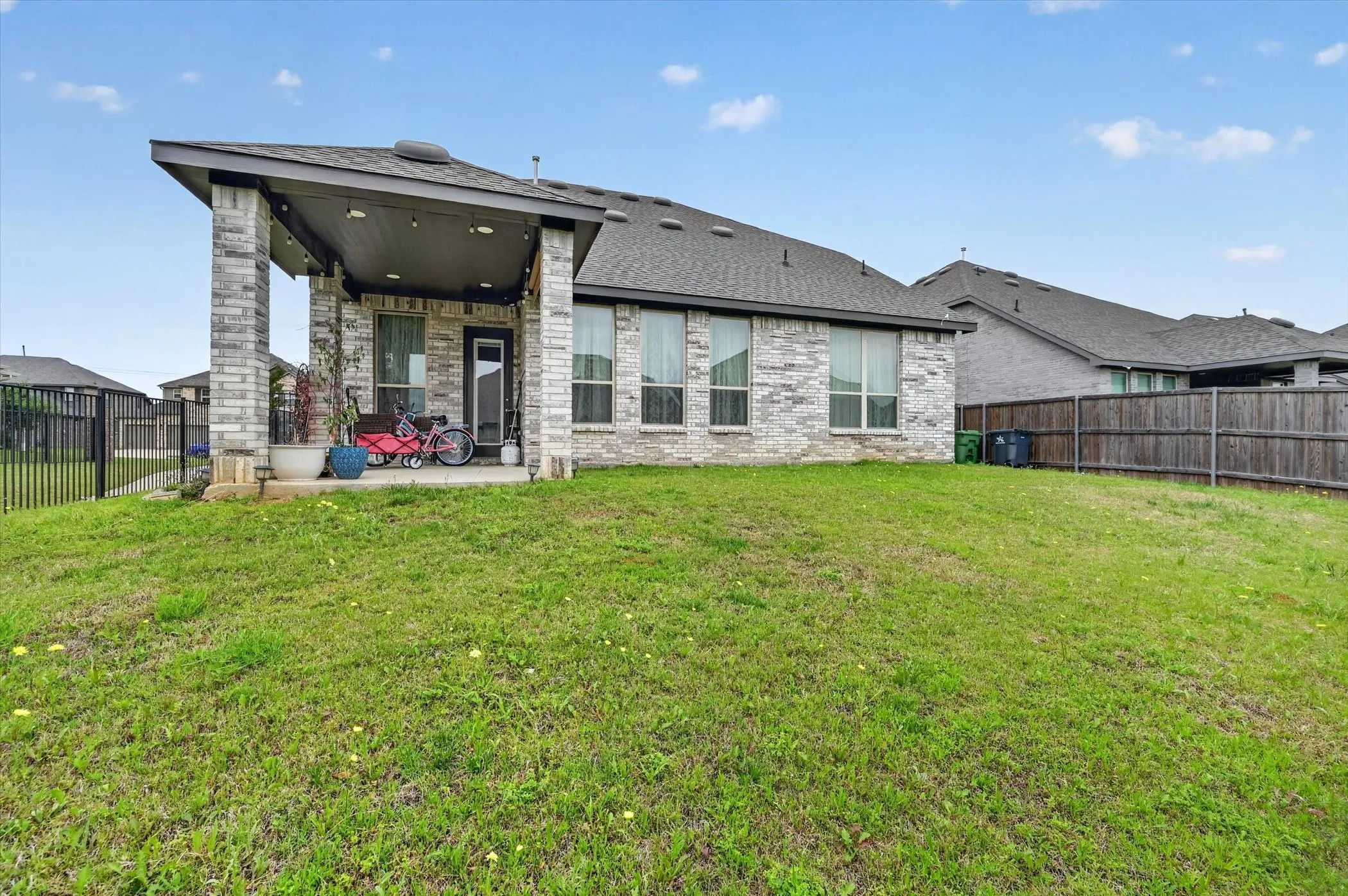 Single Family Residence For Sale in Tarrant County , 2814 Grand Lookout Lane, Arlington, Texas 76001, 4 Bedroom, 3 Bathroom, 2 Garage spaces, 2,504 Sqft, built in 2021, mls#21397623, Real Estate Agent in Arlington, Homes For Sale in Tarrant county, Homes For Sale in Arlington, Realtor in Arlington Texas, Real Estate Brokerage Independent Realty Texas, Luminita Cordes Realtor