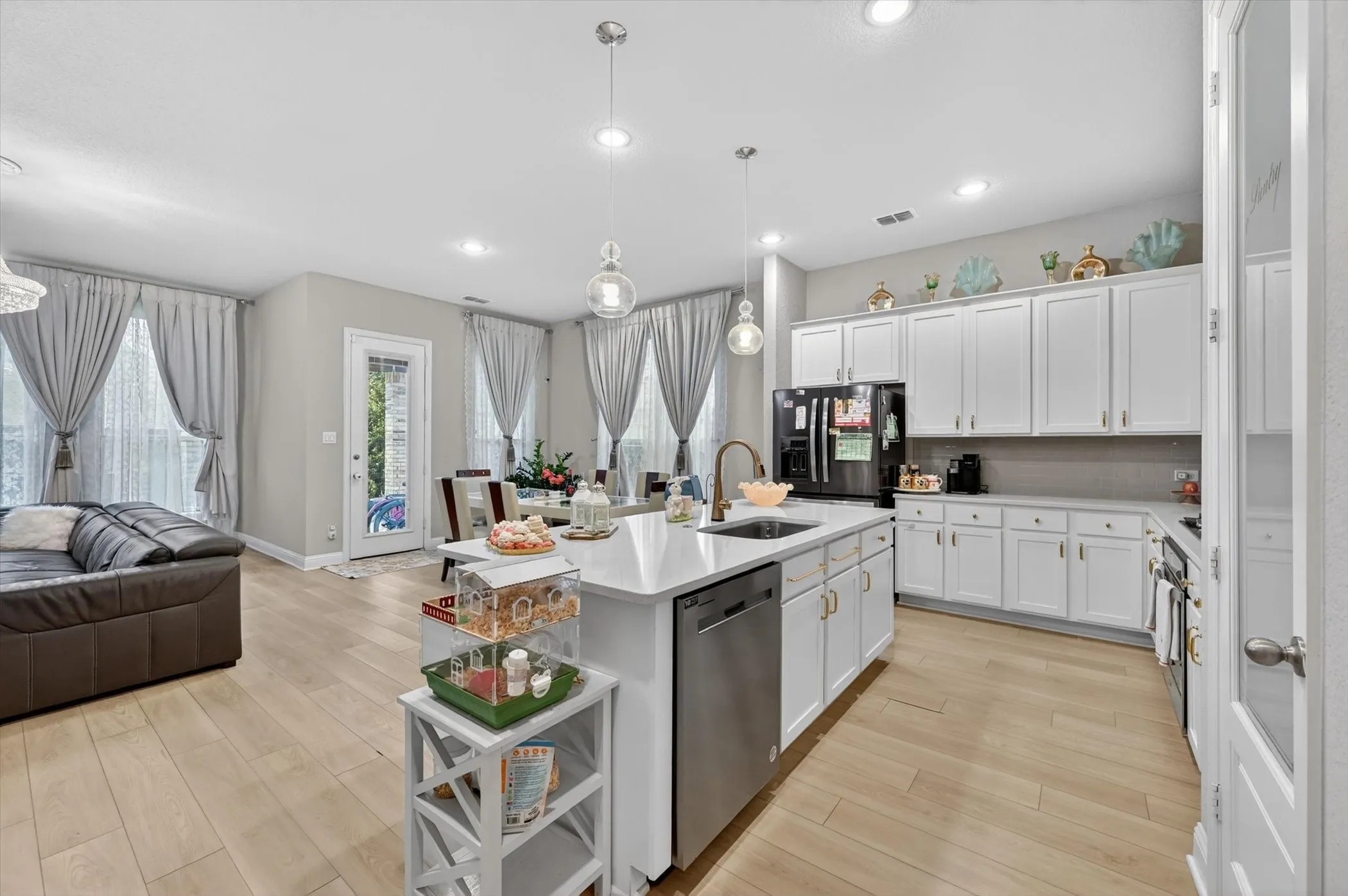 Single Family Residence For Sale in Tarrant County , 2814 Grand Lookout Lane, Arlington, Texas 76001, 4 Bedroom, 3 Bathroom, 2 Garage spaces, 2,504 Sqft, built in 2021, mls#21397623, Real Estate Agent in Arlington, Homes For Sale in Tarrant county, Homes For Sale in Arlington, Realtor in Arlington Texas, Real Estate Brokerage Independent Realty Texas, Luminita Cordes Realtor