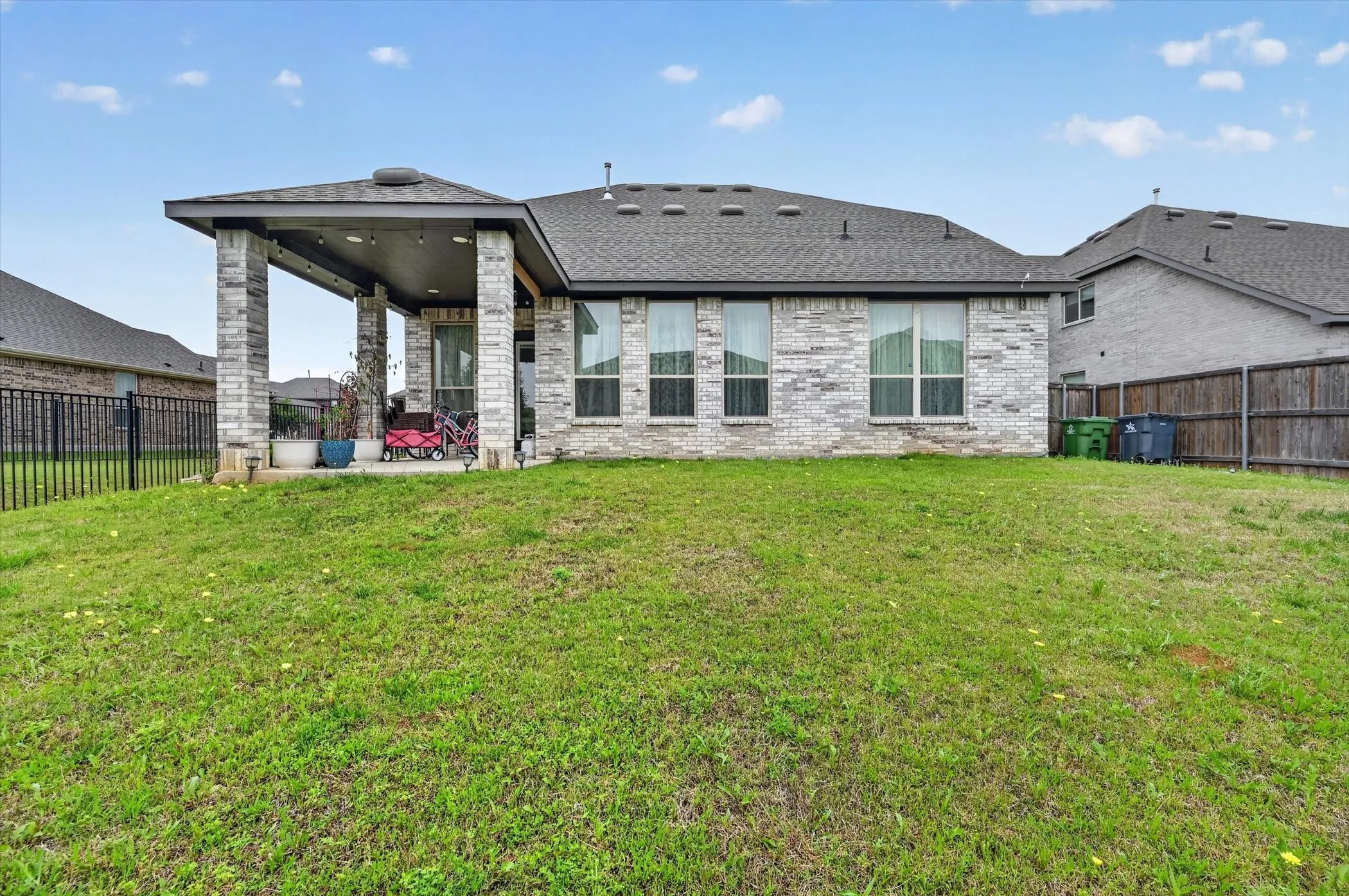 Single Family Residence For Sale in Tarrant County , 2814 Grand Lookout Lane, Arlington, Texas 76001, 4 Bedroom, 3 Bathroom, 2 Garage spaces, 2,504 Sqft, built in 2021, mls#21397623, Real Estate Agent in Arlington, Homes For Sale in Tarrant county, Homes For Sale in Arlington, Realtor in Arlington Texas, Real Estate Brokerage Independent Realty Texas, Luminita Cordes Realtor