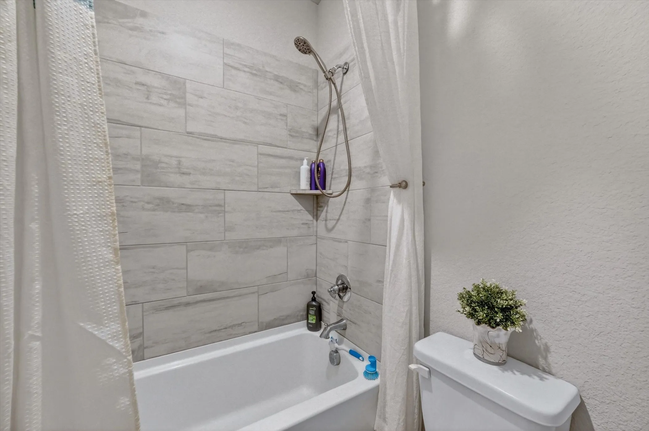 Single Family Residence For Sale in Tarrant County , 2814 Grand Lookout Lane, Arlington, Texas 76001, 4 Bedroom, 3 Bathroom, 2 Garage spaces, 2,504 Sqft, built in 2021, mls#21397623, Real Estate Agent in Arlington, Homes For Sale in Tarrant county, Homes For Sale in Arlington, Realtor in Arlington Texas, Real Estate Brokerage Independent Realty Texas, Luminita Cordes Realtor