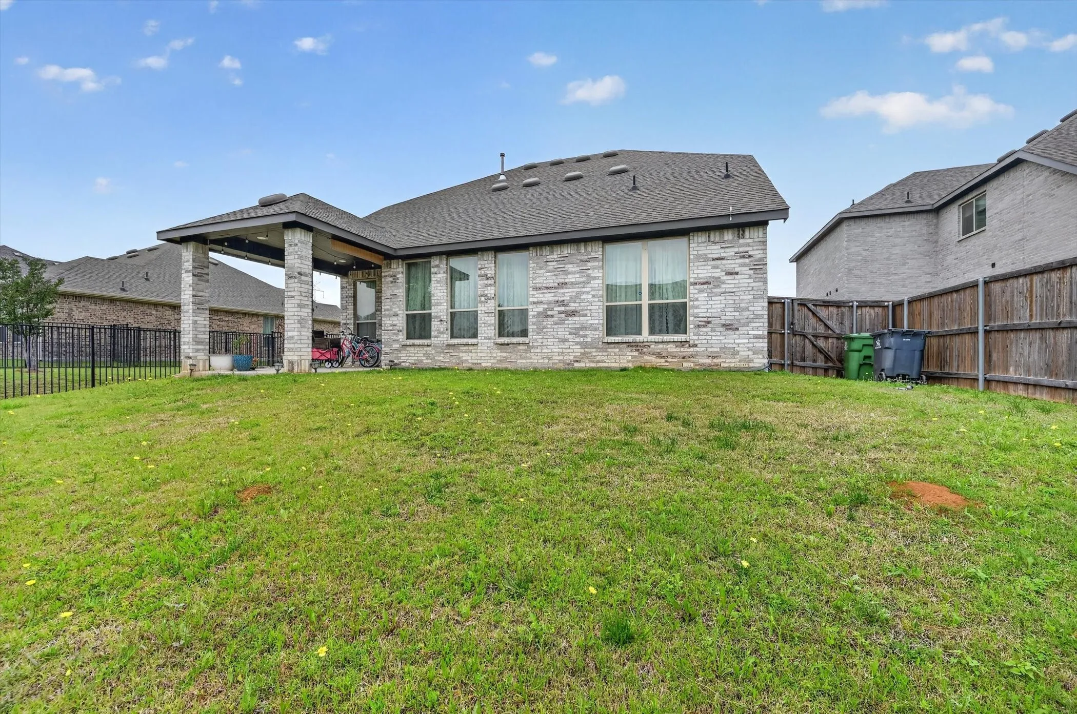 Single Family Residence For Sale in Tarrant County , 2814 Grand Lookout Lane, Arlington, Texas 76001, 4 Bedroom, 3 Bathroom, 2 Garage spaces, 2,504 Sqft, built in 2021, mls#21397623, Real Estate Agent in Arlington, Homes For Sale in Tarrant county, Homes For Sale in Arlington, Realtor in Arlington Texas, Real Estate Brokerage Independent Realty Texas, Luminita Cordes Realtor