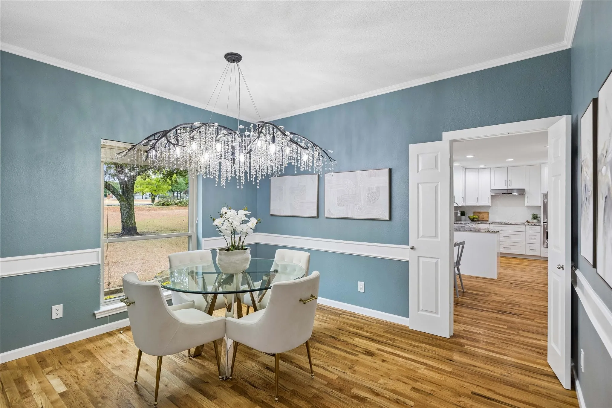 easy entrance into kitchen and front room