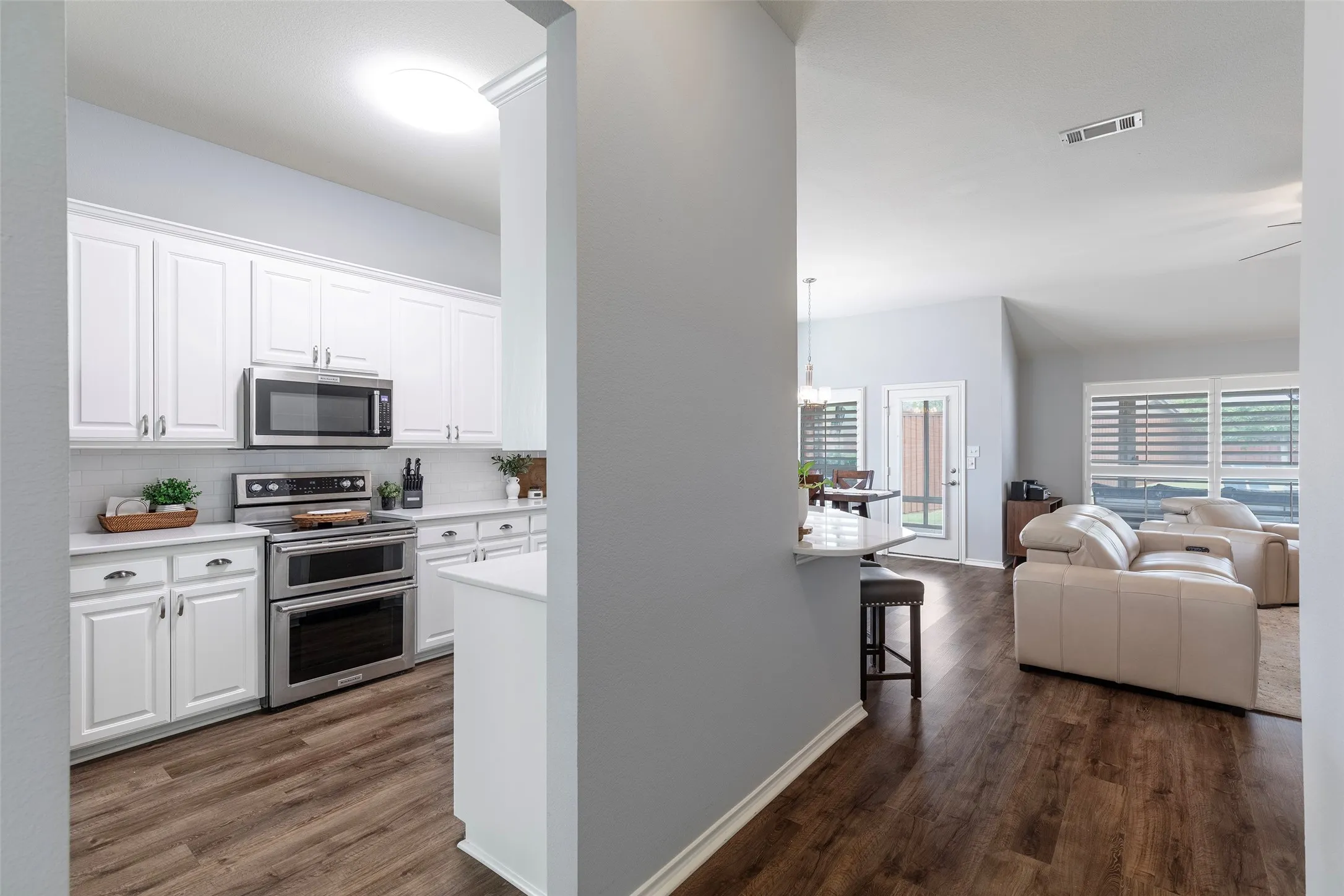 Single Family Residence For Sale in Denton County , 1829 Melton Drive, Carrollton, Texas 75010, 3 Bedroom, 2 Bathroom, 2 Garage spaces, 1,850 Sqft, built in 2001, mls#21397587, Real Estate Agent in Carrollton, Homes For Sale in Denton county, Homes For Sale in Carrollton, Realtor in Carrollton Texas, Real Estate Brokerage Independent Realty Texas, Luminita Cordes Realtor