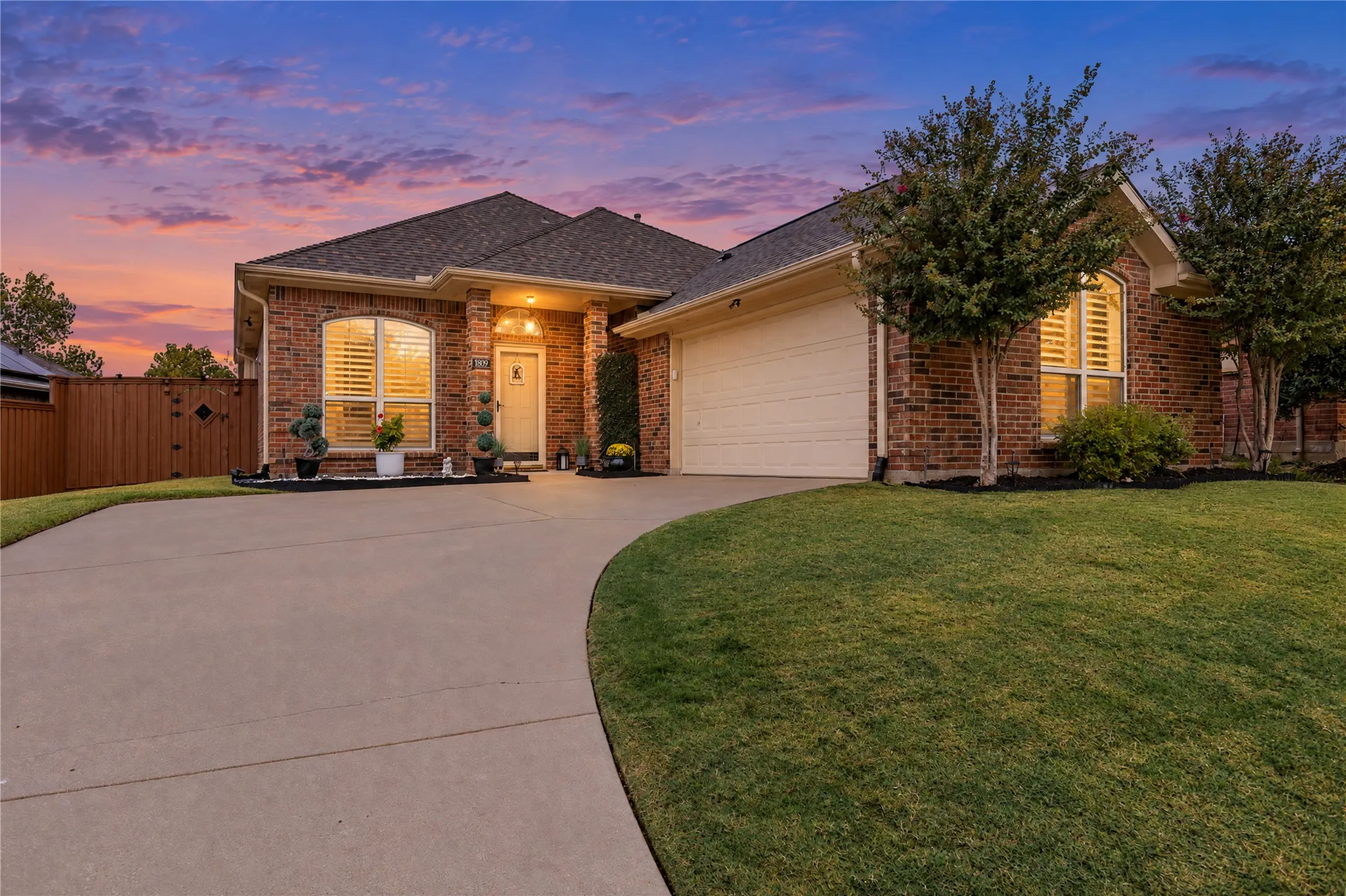 Single Family Residence For Sale in Denton County , 1829 Melton Drive, Carrollton, Texas 75010, 3 Bedroom, 2 Bathroom, 2 Garage spaces, 1,850 Sqft, built in 2001, mls#21397587, Real Estate Agent in Carrollton, Homes For Sale in Denton county, Homes For Sale in Carrollton, Realtor in Carrollton Texas, Real Estate Brokerage Independent Realty Texas, Luminita Cordes Realtor