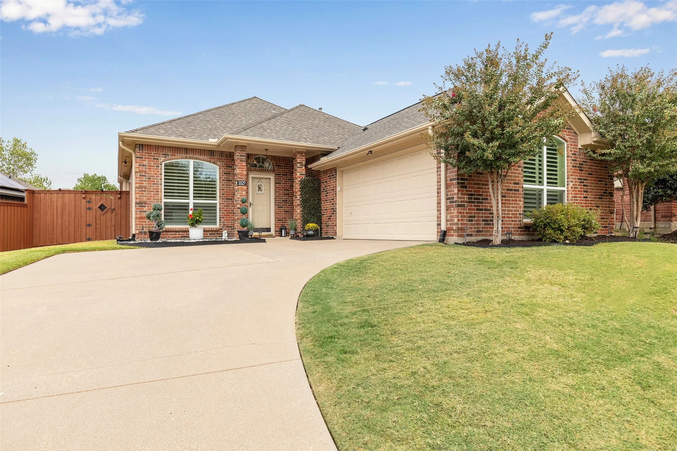 Single Family Residence For Sale in Denton County , 1829 Melton Drive, Carrollton, Texas 75010, 3 Bedroom, 2 Bathroom, 2 Garage spaces, 1,850 Sqft, built in 2001, mls#21397587, Real Estate Agent in Carrollton, Homes For Sale in Denton county, Homes For Sale in Carrollton, Realtor in Carrollton Texas, Real Estate Brokerage Independent Realty Texas, Luminita Cordes Realtor
