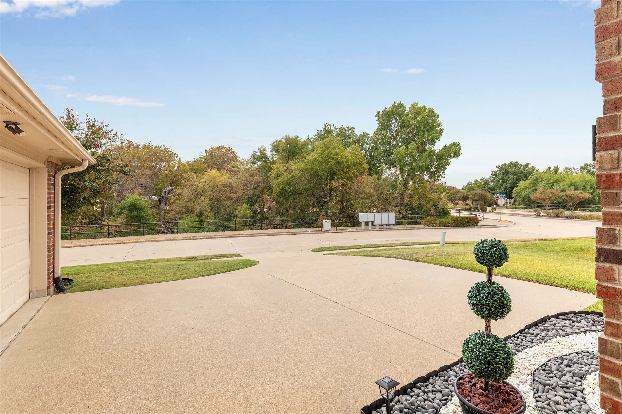 Single Family Residence For Sale in Denton County , 1829 Melton Drive, Carrollton, Texas 75010, 3 Bedroom, 2 Bathroom, 2 Garage spaces, 1,850 Sqft, built in 2001, mls#21397587, Real Estate Agent in Carrollton, Homes For Sale in Denton county, Homes For Sale in Carrollton, Realtor in Carrollton Texas, Real Estate Brokerage Independent Realty Texas, Luminita Cordes Realtor