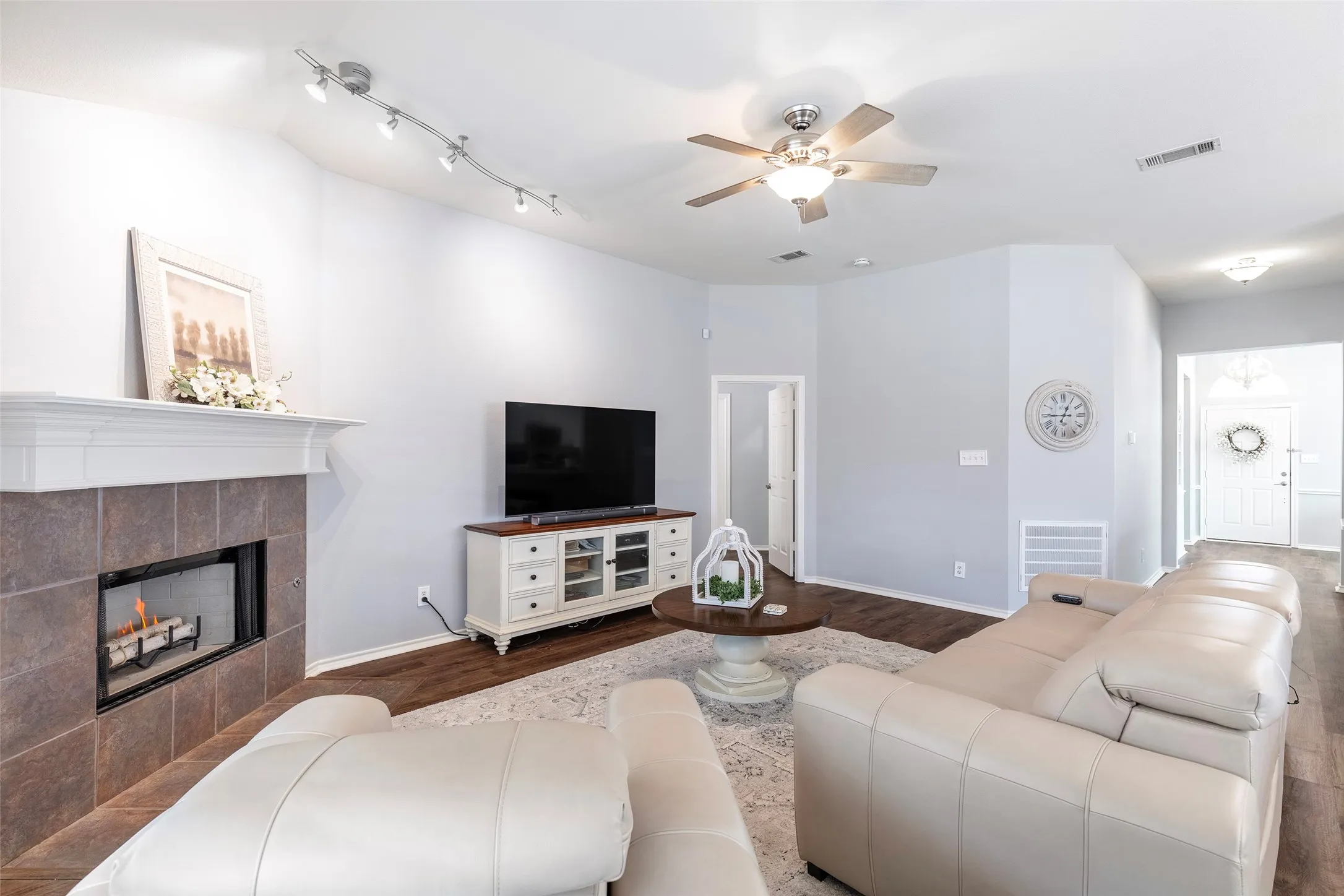 Single Family Residence For Sale in Denton County , 1829 Melton Drive, Carrollton, Texas 75010, 3 Bedroom, 2 Bathroom, 2 Garage spaces, 1,850 Sqft, built in 2001, mls#21397587, Real Estate Agent in Carrollton, Homes For Sale in Denton county, Homes For Sale in Carrollton, Realtor in Carrollton Texas, Real Estate Brokerage Independent Realty Texas, Luminita Cordes Realtor