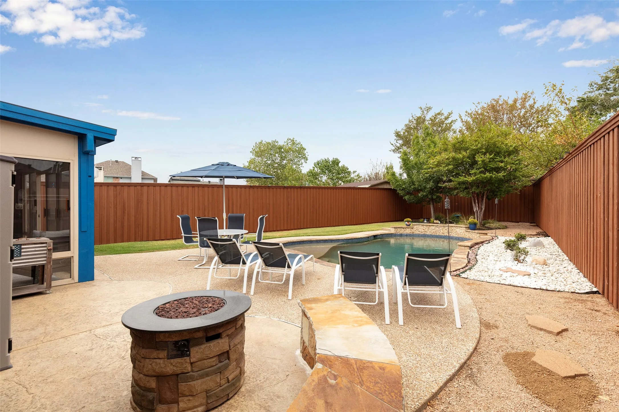Single Family Residence For Sale in Denton County , 1829 Melton Drive, Carrollton, Texas 75010, 3 Bedroom, 2 Bathroom, 2 Garage spaces, 1,850 Sqft, built in 2001, mls#21397587, Real Estate Agent in Carrollton, Homes For Sale in Denton county, Homes For Sale in Carrollton, Realtor in Carrollton Texas, Real Estate Brokerage Independent Realty Texas, Luminita Cordes Realtor