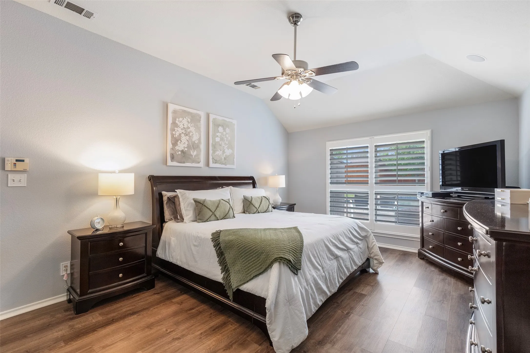 Single Family Residence For Sale in Denton County , 1829 Melton Drive, Carrollton, Texas 75010, 3 Bedroom, 2 Bathroom, 2 Garage spaces, 1,850 Sqft, built in 2001, mls#21397587, Real Estate Agent in Carrollton, Homes For Sale in Denton county, Homes For Sale in Carrollton, Realtor in Carrollton Texas, Real Estate Brokerage Independent Realty Texas, Luminita Cordes Realtor