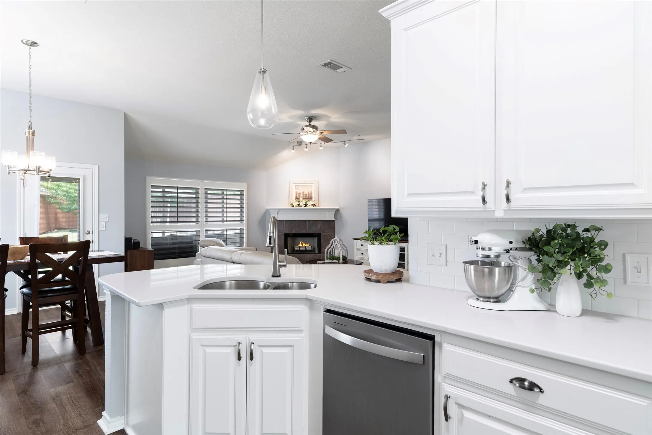 Single Family Residence For Sale in Denton County , 1829 Melton Drive, Carrollton, Texas 75010, 3 Bedroom, 2 Bathroom, 2 Garage spaces, 1,850 Sqft, built in 2001, mls#21397587, Real Estate Agent in Carrollton, Homes For Sale in Denton county, Homes For Sale in Carrollton, Realtor in Carrollton Texas, Real Estate Brokerage Independent Realty Texas, Luminita Cordes Realtor