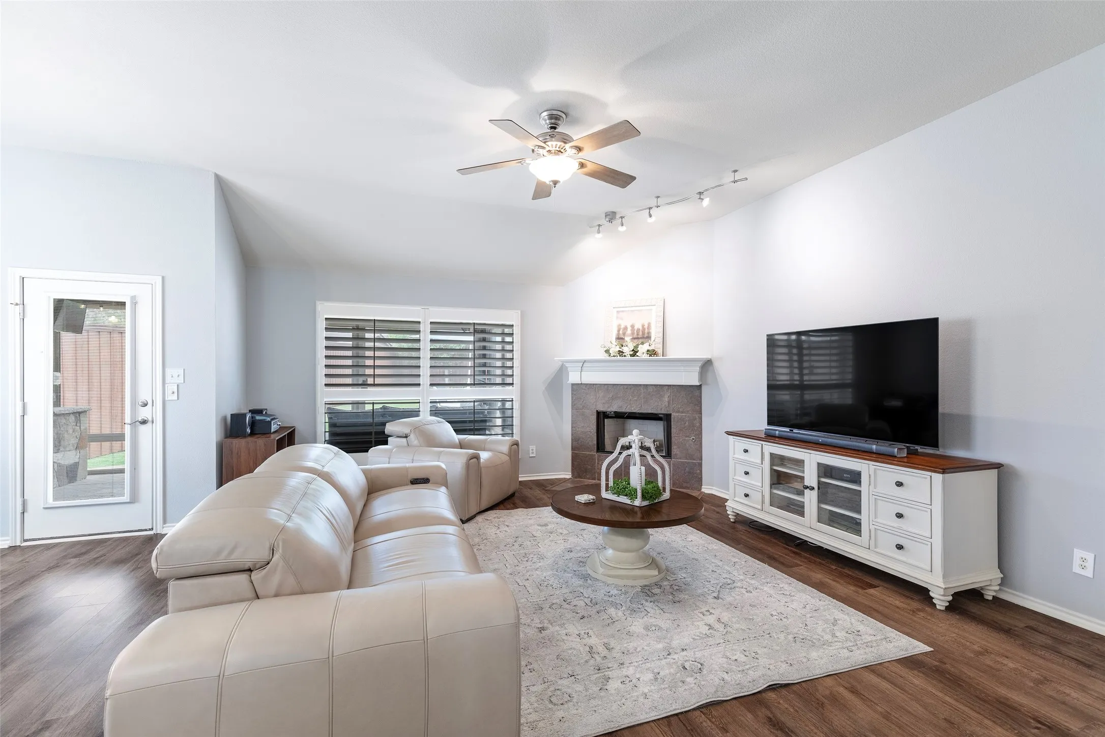 Single Family Residence For Sale in Denton County , 1829 Melton Drive, Carrollton, Texas 75010, 3 Bedroom, 2 Bathroom, 2 Garage spaces, 1,850 Sqft, built in 2001, mls#21397587, Real Estate Agent in Carrollton, Homes For Sale in Denton county, Homes For Sale in Carrollton, Realtor in Carrollton Texas, Real Estate Brokerage Independent Realty Texas, Luminita Cordes Realtor