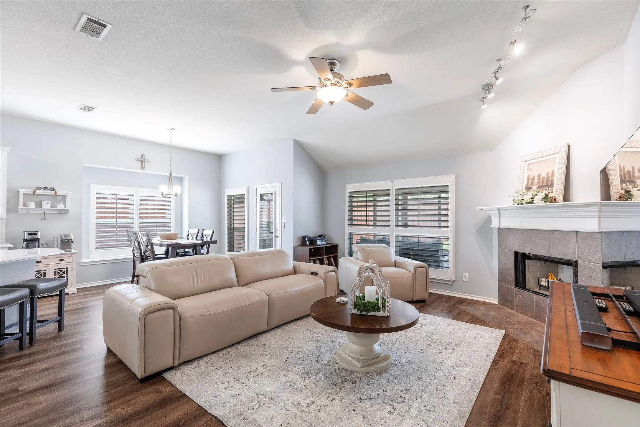 Single Family Residence For Sale in Denton County , 1829 Melton Drive, Carrollton, Texas 75010, 3 Bedroom, 2 Bathroom, 2 Garage spaces, 1,850 Sqft, built in 2001, mls#21397587, Real Estate Agent in Carrollton, Homes For Sale in Denton county, Homes For Sale in Carrollton, Realtor in Carrollton Texas, Real Estate Brokerage Independent Realty Texas, Luminita Cordes Realtor