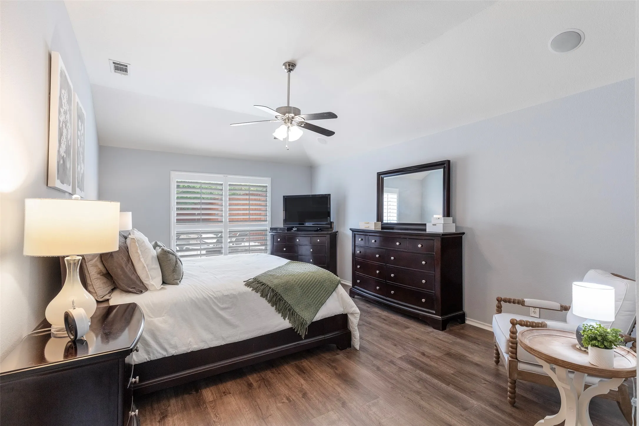 Single Family Residence For Sale in Denton County , 1829 Melton Drive, Carrollton, Texas 75010, 3 Bedroom, 2 Bathroom, 2 Garage spaces, 1,850 Sqft, built in 2001, mls#21397587, Real Estate Agent in Carrollton, Homes For Sale in Denton county, Homes For Sale in Carrollton, Realtor in Carrollton Texas, Real Estate Brokerage Independent Realty Texas, Luminita Cordes Realtor
