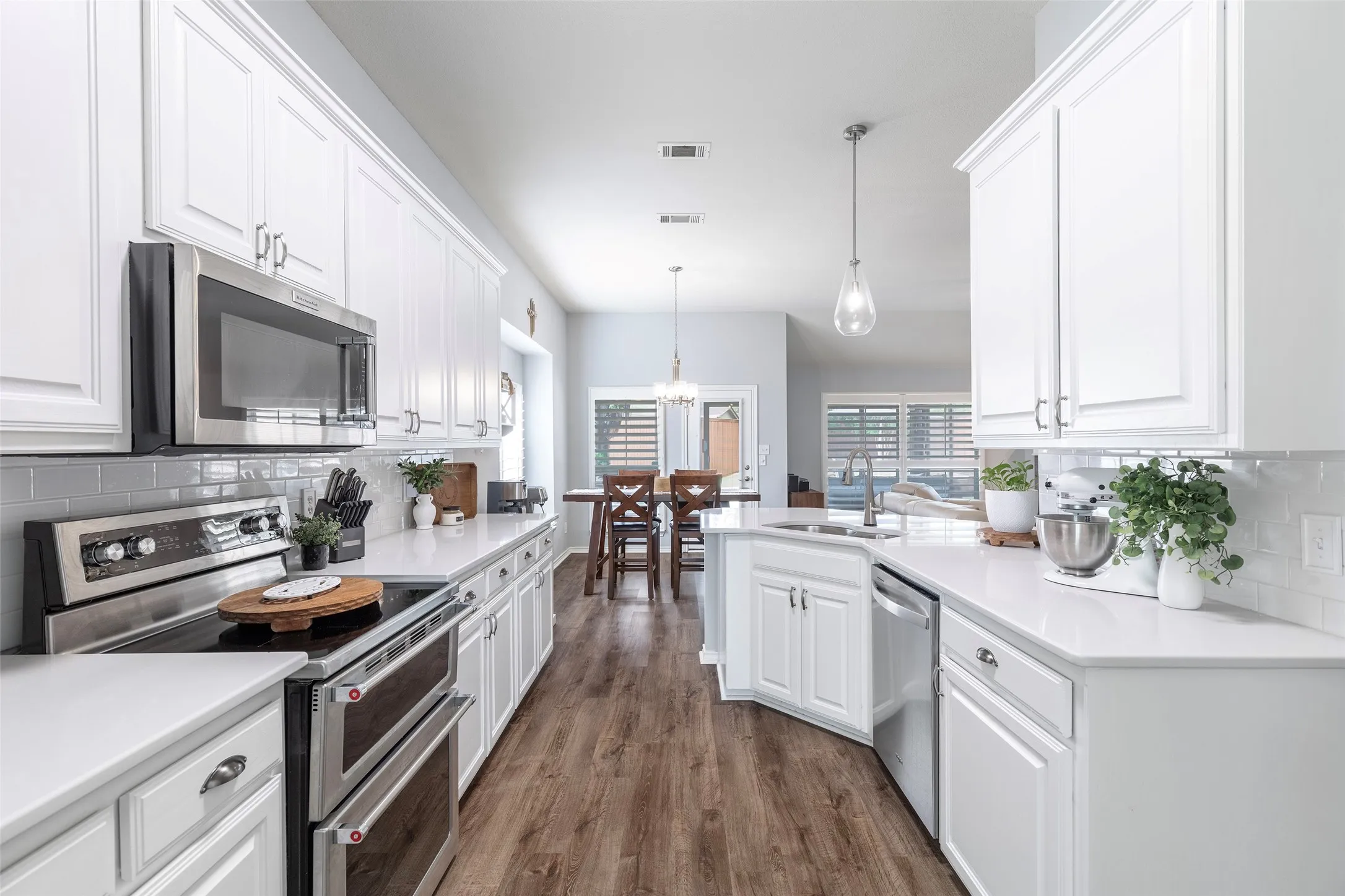 Single Family Residence For Sale in Denton County , 1829 Melton Drive, Carrollton, Texas 75010, 3 Bedroom, 2 Bathroom, 2 Garage spaces, 1,850 Sqft, built in 2001, mls#21397587, Real Estate Agent in Carrollton, Homes For Sale in Denton county, Homes For Sale in Carrollton, Realtor in Carrollton Texas, Real Estate Brokerage Independent Realty Texas, Luminita Cordes Realtor