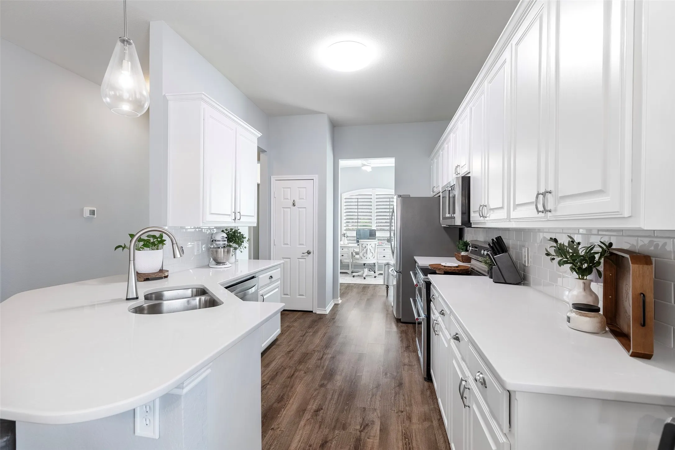 Single Family Residence For Sale in Denton County , 1829 Melton Drive, Carrollton, Texas 75010, 3 Bedroom, 2 Bathroom, 2 Garage spaces, 1,850 Sqft, built in 2001, mls#21397587, Real Estate Agent in Carrollton, Homes For Sale in Denton county, Homes For Sale in Carrollton, Realtor in Carrollton Texas, Real Estate Brokerage Independent Realty Texas, Luminita Cordes Realtor