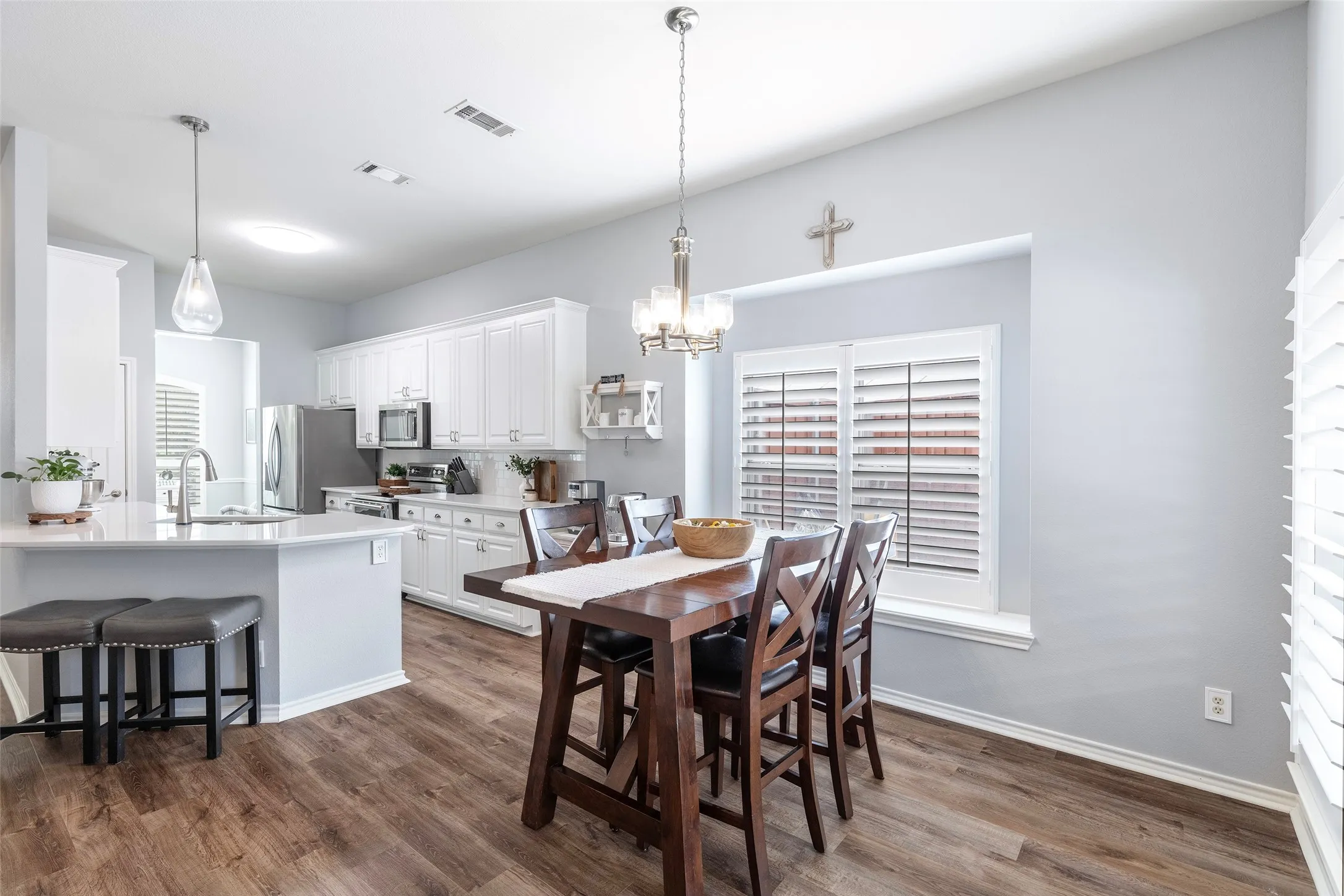 Single Family Residence For Sale in Denton County , 1829 Melton Drive, Carrollton, Texas 75010, 3 Bedroom, 2 Bathroom, 2 Garage spaces, 1,850 Sqft, built in 2001, mls#21397587, Real Estate Agent in Carrollton, Homes For Sale in Denton county, Homes For Sale in Carrollton, Realtor in Carrollton Texas, Real Estate Brokerage Independent Realty Texas, Luminita Cordes Realtor