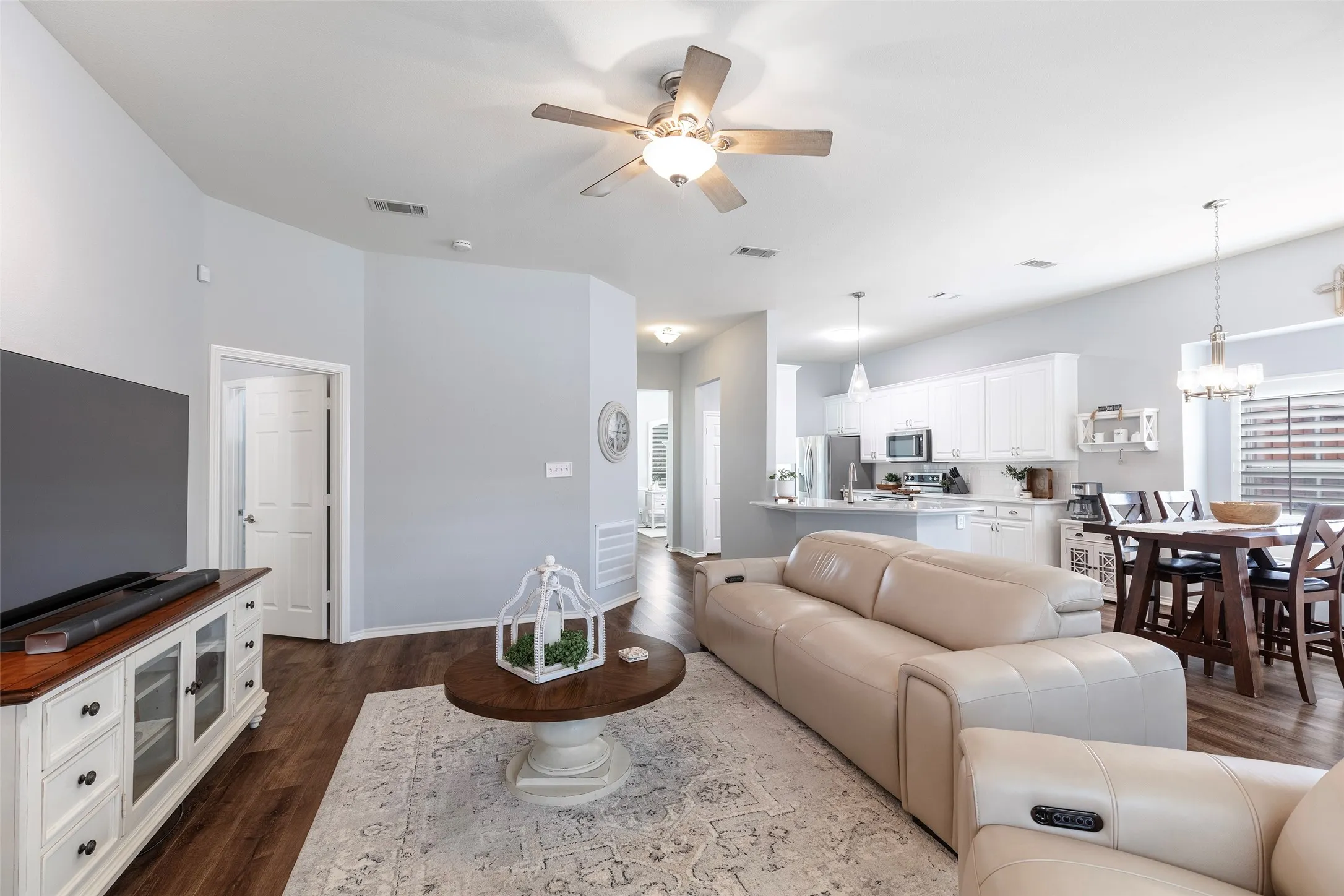 Single Family Residence For Sale in Denton County , 1829 Melton Drive, Carrollton, Texas 75010, 3 Bedroom, 2 Bathroom, 2 Garage spaces, 1,850 Sqft, built in 2001, mls#21397587, Real Estate Agent in Carrollton, Homes For Sale in Denton county, Homes For Sale in Carrollton, Realtor in Carrollton Texas, Real Estate Brokerage Independent Realty Texas, Luminita Cordes Realtor