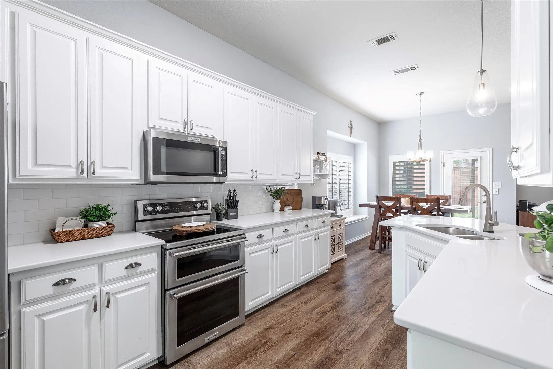 Single Family Residence For Sale in Denton County , 1829 Melton Drive, Carrollton, Texas 75010, 3 Bedroom, 2 Bathroom, 2 Garage spaces, 1,850 Sqft, built in 2001, mls#21397587, Real Estate Agent in Carrollton, Homes For Sale in Denton county, Homes For Sale in Carrollton, Realtor in Carrollton Texas, Real Estate Brokerage Independent Realty Texas, Luminita Cordes Realtor