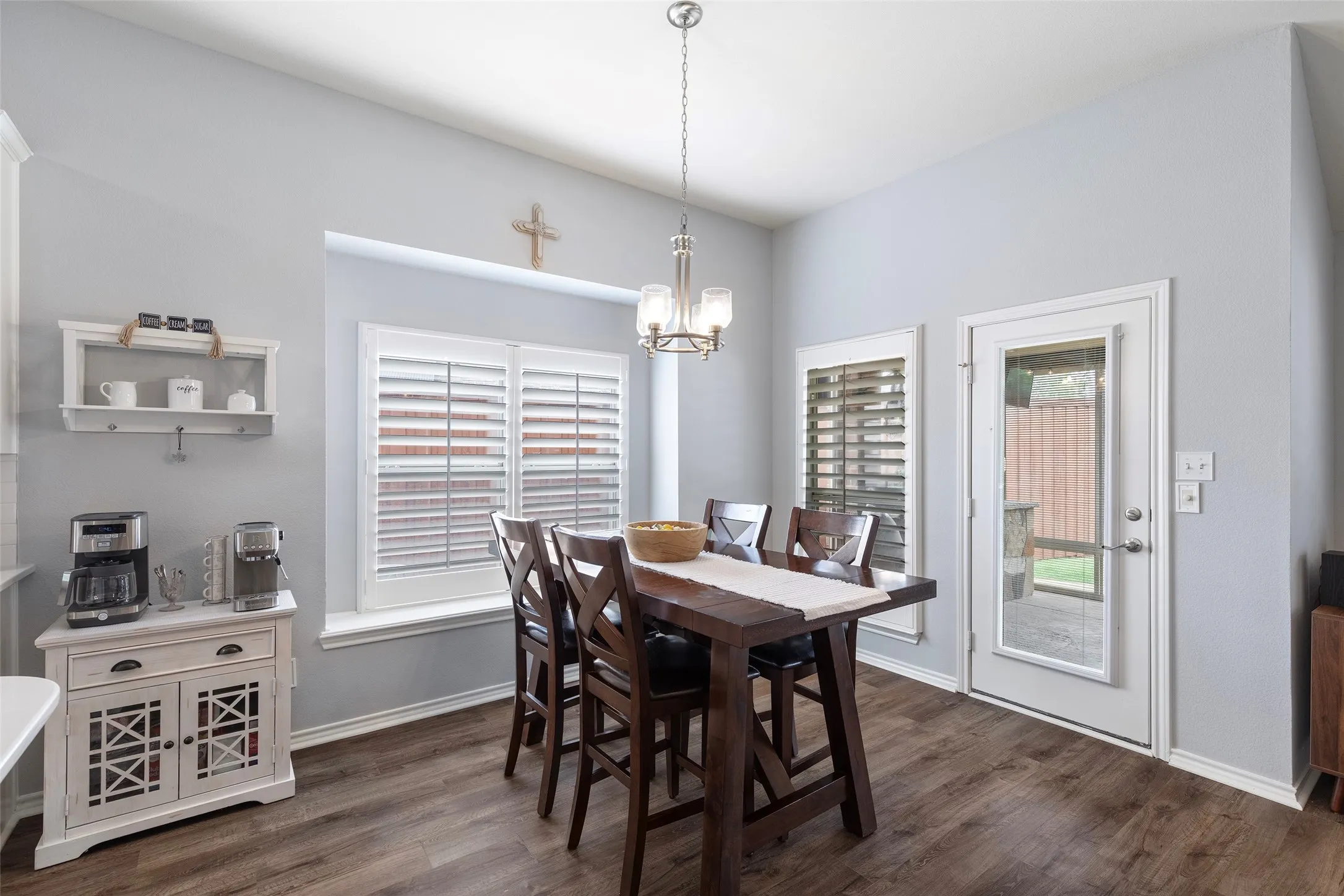 Single Family Residence For Sale in Denton County , 1829 Melton Drive, Carrollton, Texas 75010, 3 Bedroom, 2 Bathroom, 2 Garage spaces, 1,850 Sqft, built in 2001, mls#21397587, Real Estate Agent in Carrollton, Homes For Sale in Denton county, Homes For Sale in Carrollton, Realtor in Carrollton Texas, Real Estate Brokerage Independent Realty Texas, Luminita Cordes Realtor