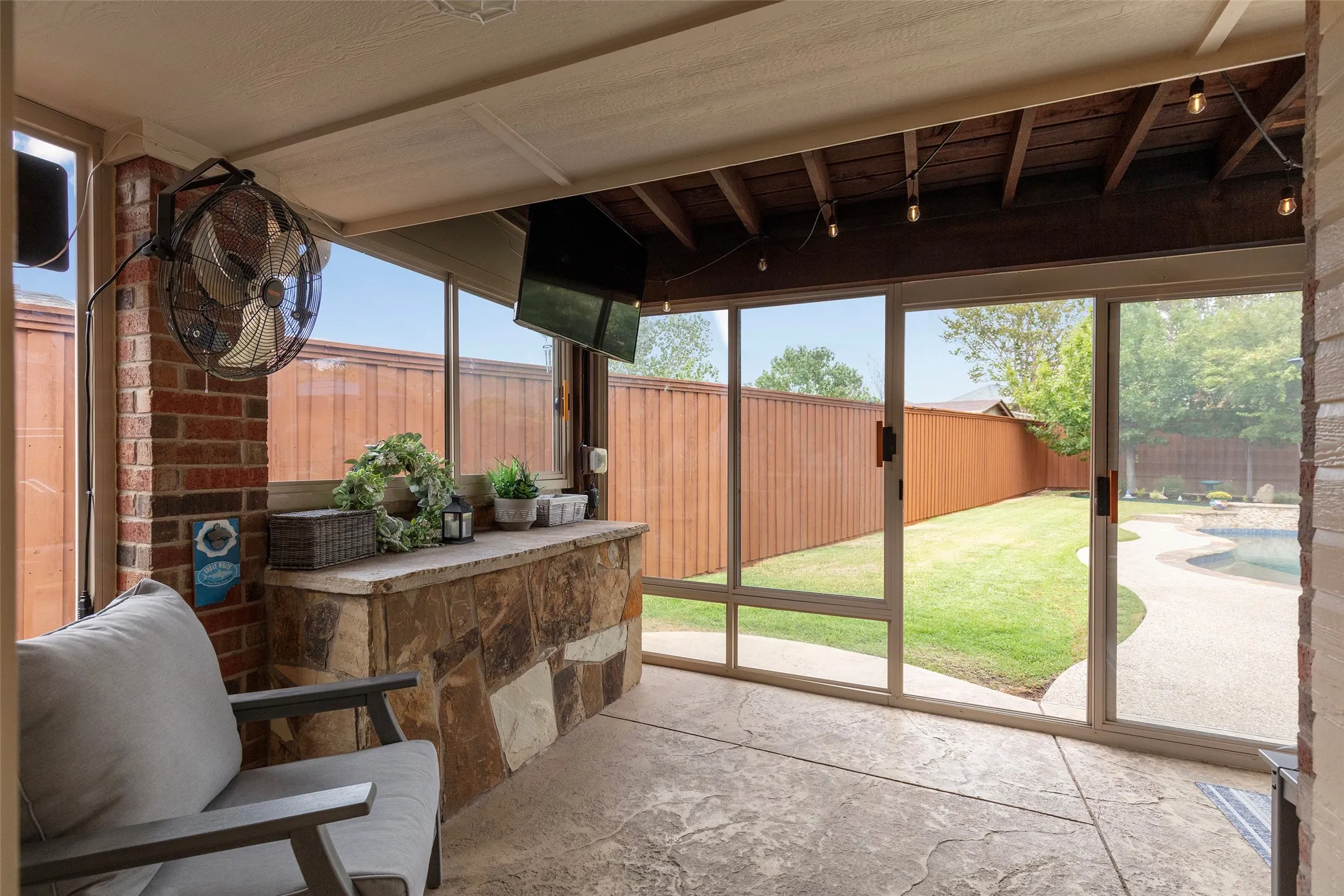Single Family Residence For Sale in Denton County , 1829 Melton Drive, Carrollton, Texas 75010, 3 Bedroom, 2 Bathroom, 2 Garage spaces, 1,850 Sqft, built in 2001, mls#21397587, Real Estate Agent in Carrollton, Homes For Sale in Denton county, Homes For Sale in Carrollton, Realtor in Carrollton Texas, Real Estate Brokerage Independent Realty Texas, Luminita Cordes Realtor