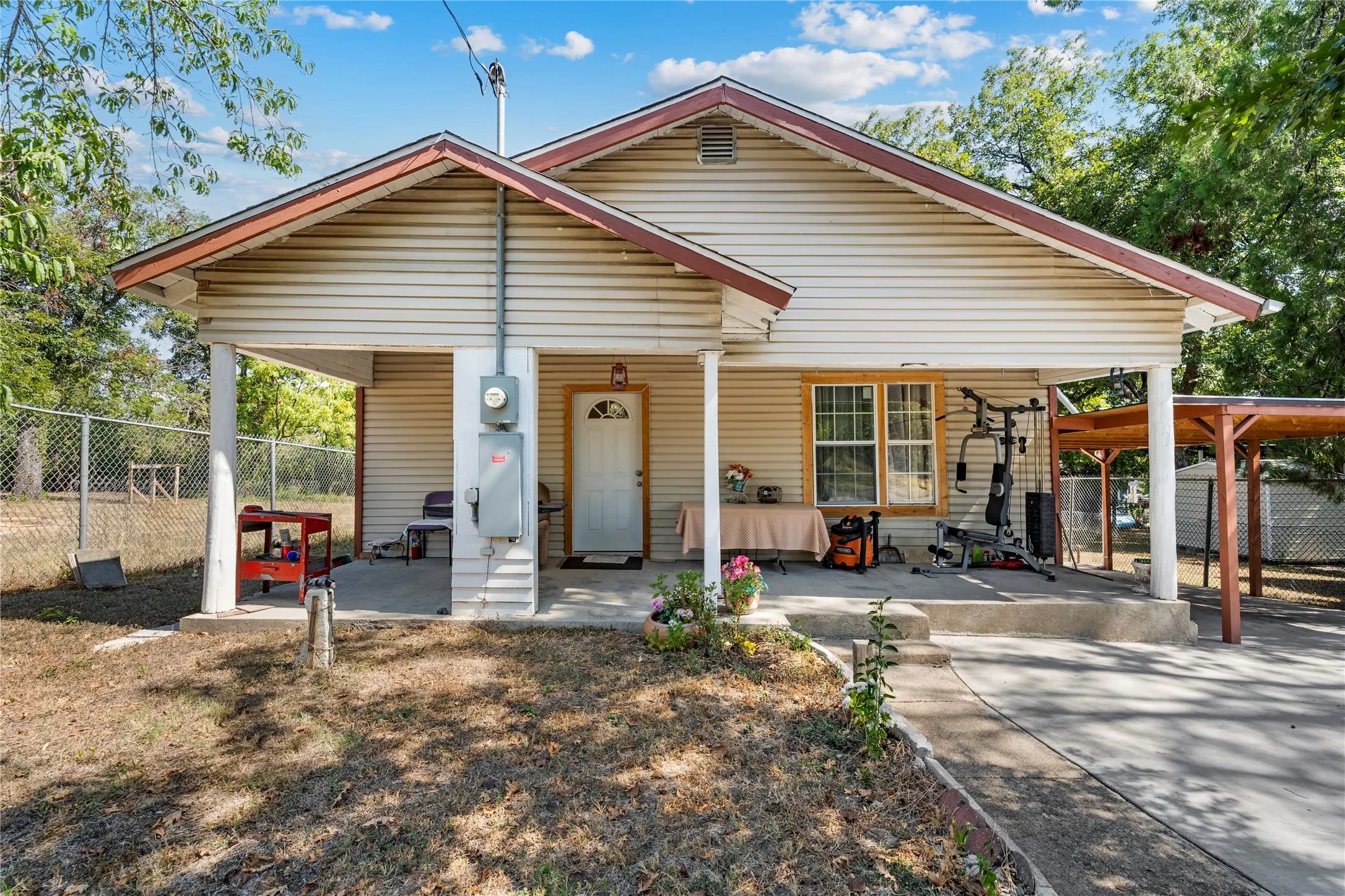 Single Family Residence For Sale in Mc Lennan County , 708 S 16th Street, Waco, Texas 76706, 2 Bedroom, 1 Bathroom, Garage spaces, 1,188 Sqft, built in 1940, mls#21399228, Real Estate Agent in Waco, Homes For Sale in Mc Lennan county, Homes For Sale in Waco, Realtor in Waco Texas, Real Estate Brokerage Independent Realty Texas, Luminita Cordes Realtor