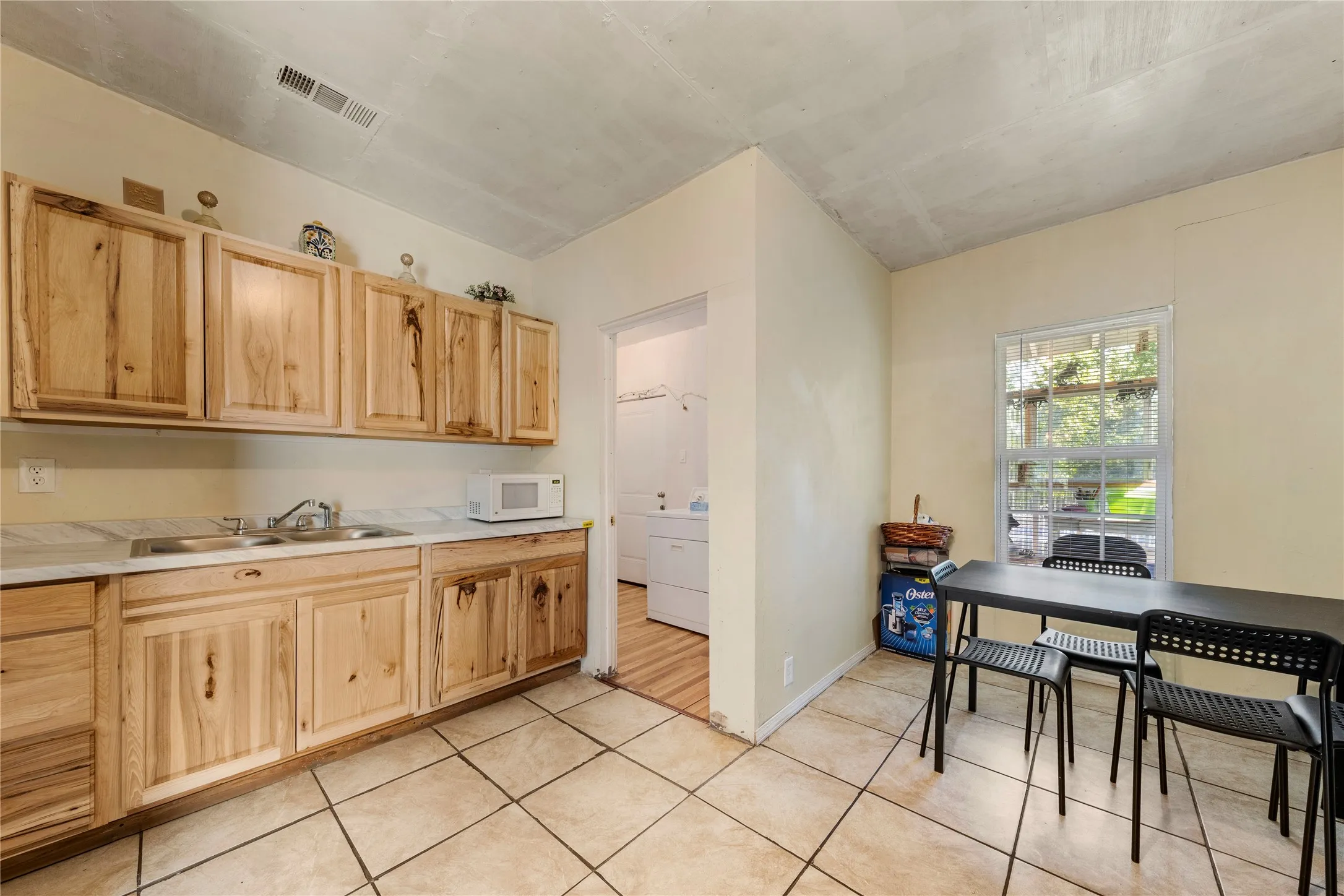 Single Family Residence For Sale in Mc Lennan County , 708 S 16th Street, Waco, Texas 76706, 2 Bedroom, 1 Bathroom, Garage spaces, 1,188 Sqft, built in 1940, mls#21399228, Real Estate Agent in Waco, Homes For Sale in Mc Lennan county, Homes For Sale in Waco, Realtor in Waco Texas, Real Estate Brokerage Independent Realty Texas, Luminita Cordes Realtor