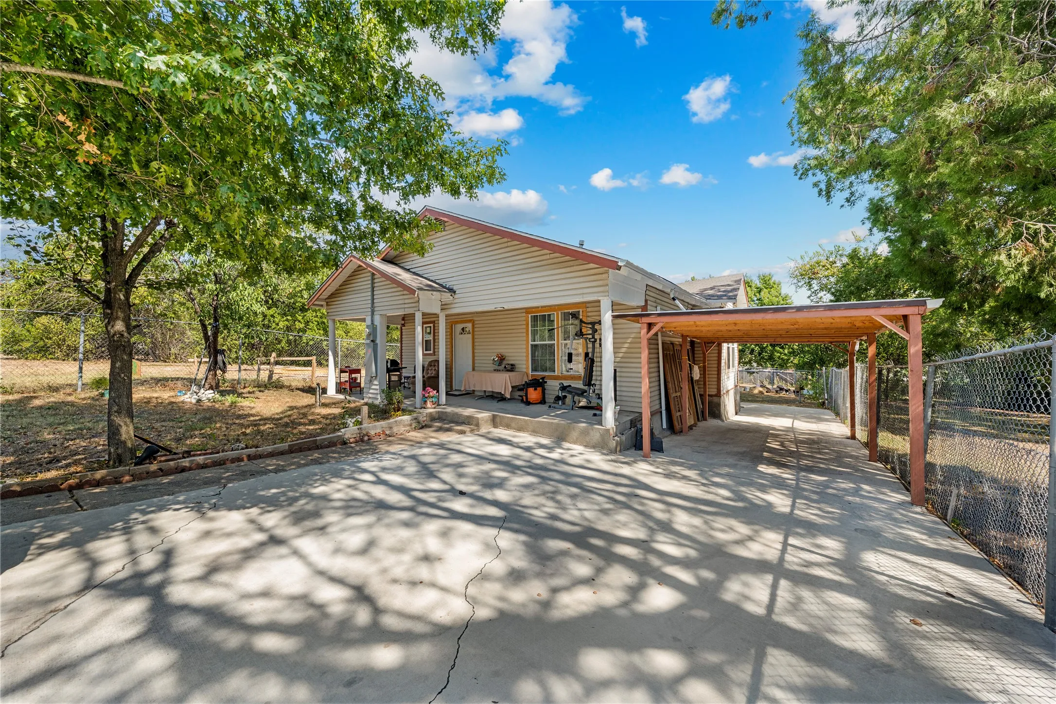 Single Family Residence For Sale in Mc Lennan County , 708 S 16th Street, Waco, Texas 76706, 2 Bedroom, 1 Bathroom, Garage spaces, 1,188 Sqft, built in 1940, mls#21399228, Real Estate Agent in Waco, Homes For Sale in Mc Lennan county, Homes For Sale in Waco, Realtor in Waco Texas, Real Estate Brokerage Independent Realty Texas, Luminita Cordes Realtor