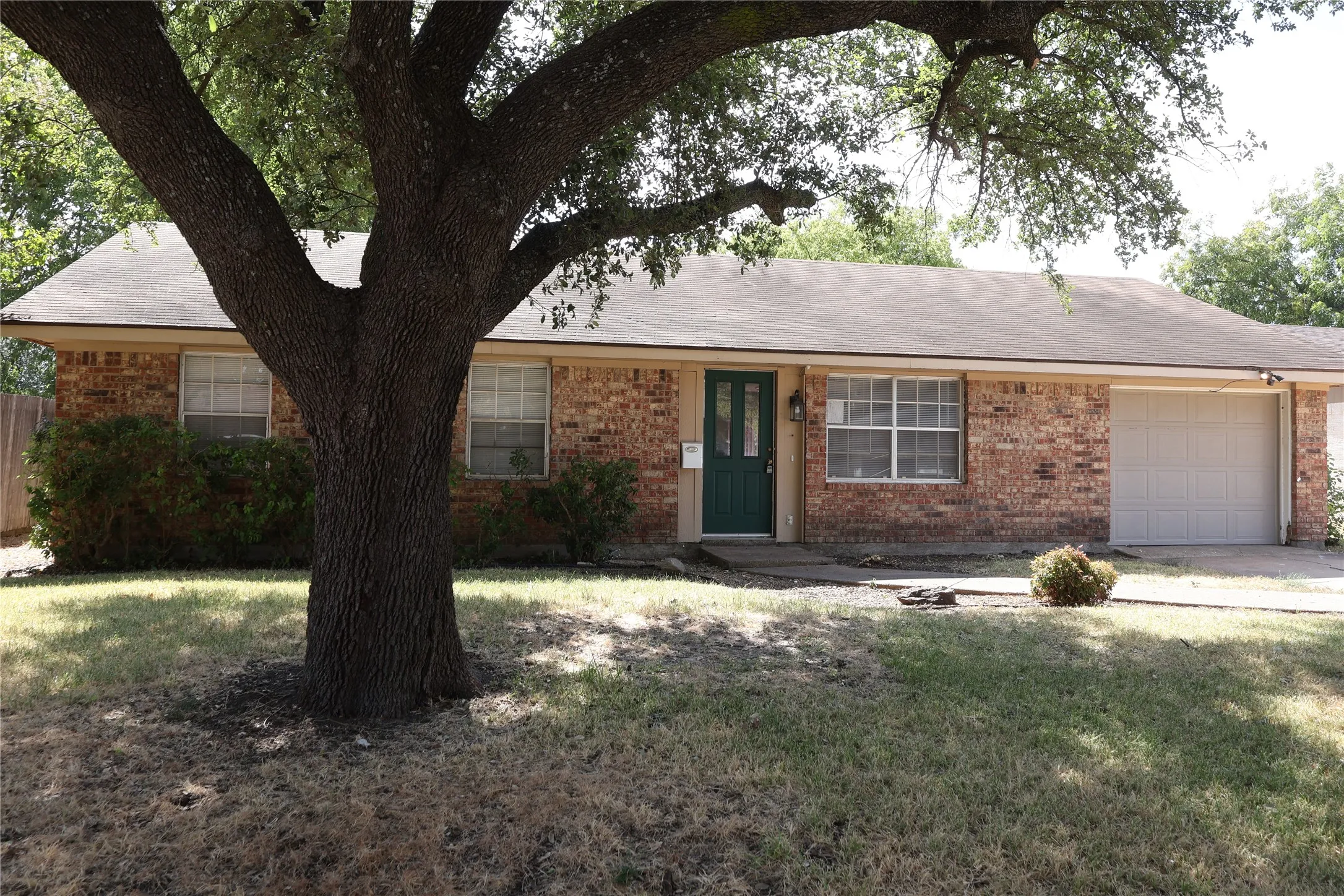 Single Family Residence For Rent in Dallas County , 4809 Frontier Road, Garland, Texas 75043, 4 Bedroom, 2 Bathroom, 1 Garage spaces, 1,257 Sqft, built in 1971, mls#21396378, Real Estate Agent in Garland, Homes For Rent in Dallas county, Homes For Rent in Garland, Realtor in Garland Texas, Real Estate Brokerage Independent Realty Texas, Luminita Cordes Realtor