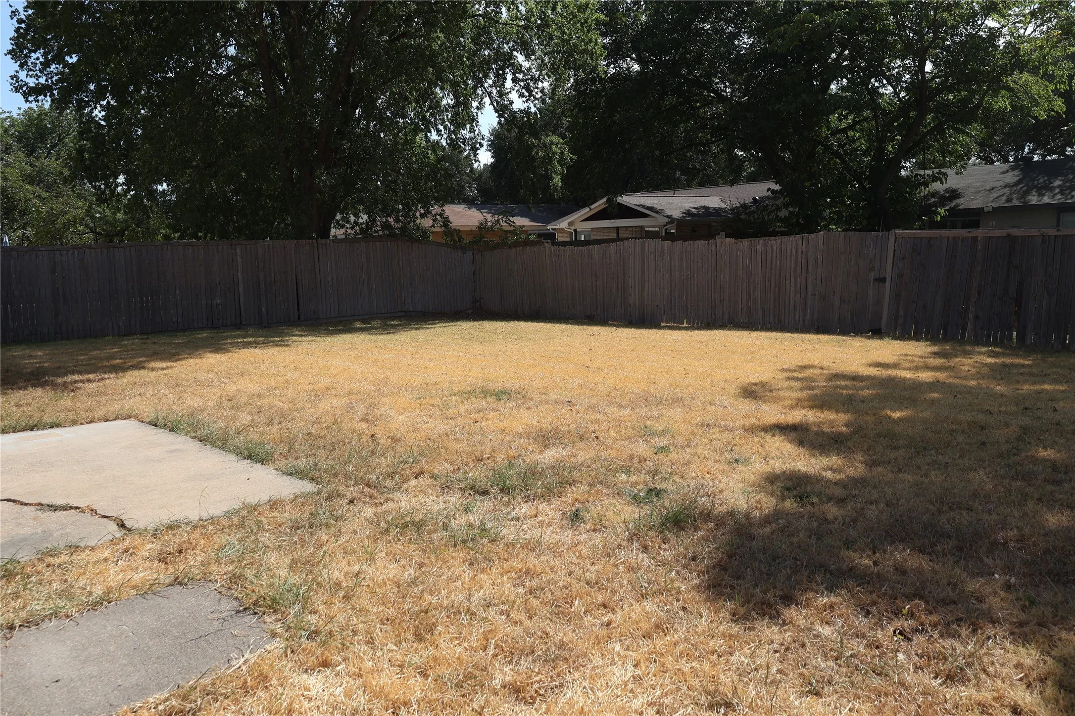 Single Family Residence For Rent in Dallas County , 4809 Frontier Road, Garland, Texas 75043, 4 Bedroom, 2 Bathroom, 1 Garage spaces, 1,257 Sqft, built in 1971, mls#21396378, Real Estate Agent in Garland, Homes For Rent in Dallas county, Homes For Rent in Garland, Realtor in Garland Texas, Real Estate Brokerage Independent Realty Texas, Luminita Cordes Realtor