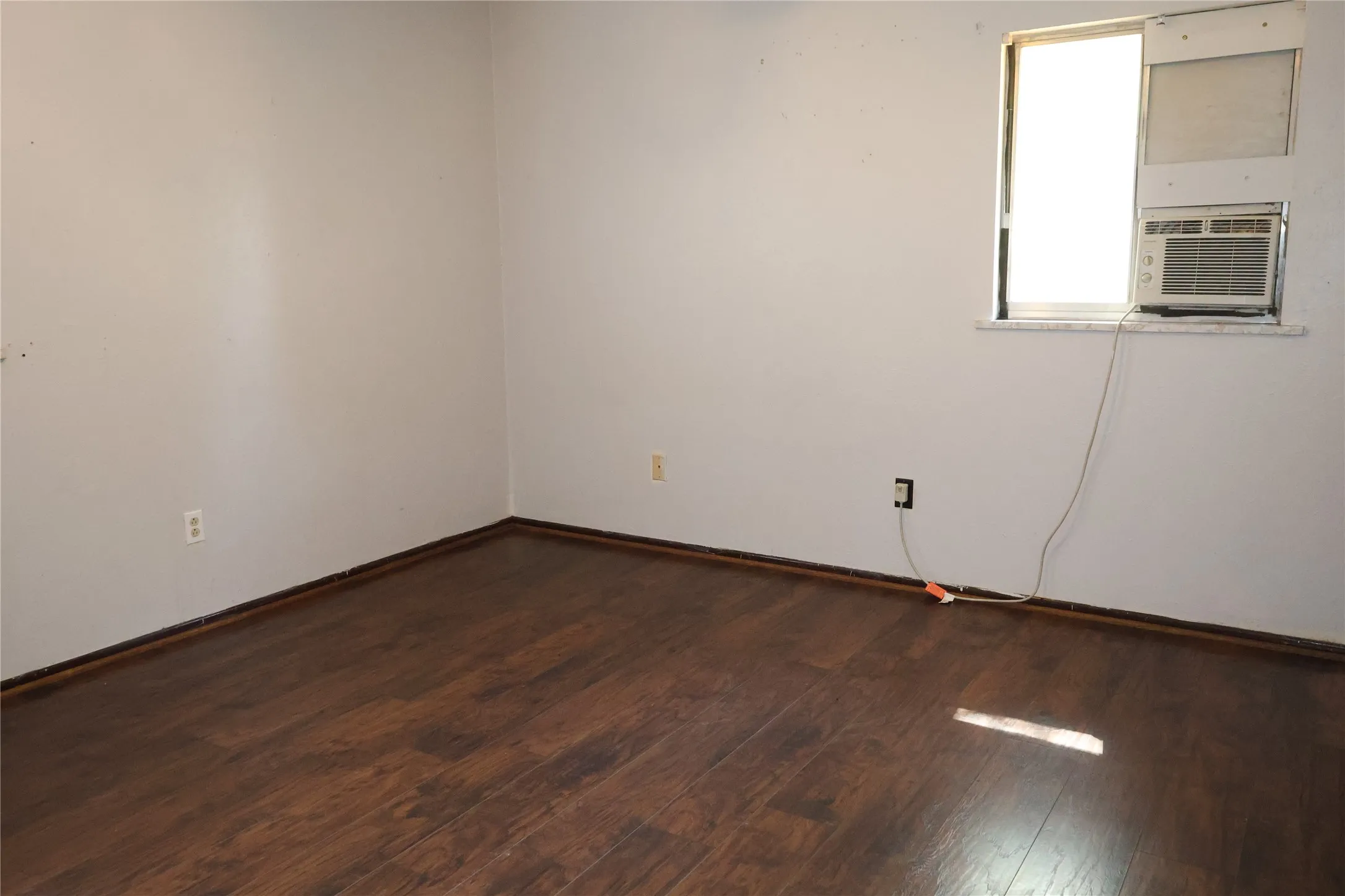 Single Family Residence For Rent in Dallas County , 4809 Frontier Road, Garland, Texas 75043, 4 Bedroom, 2 Bathroom, 1 Garage spaces, 1,257 Sqft, built in 1971, mls#21396378, Real Estate Agent in Garland, Homes For Rent in Dallas county, Homes For Rent in Garland, Realtor in Garland Texas, Real Estate Brokerage Independent Realty Texas, Luminita Cordes Realtor
