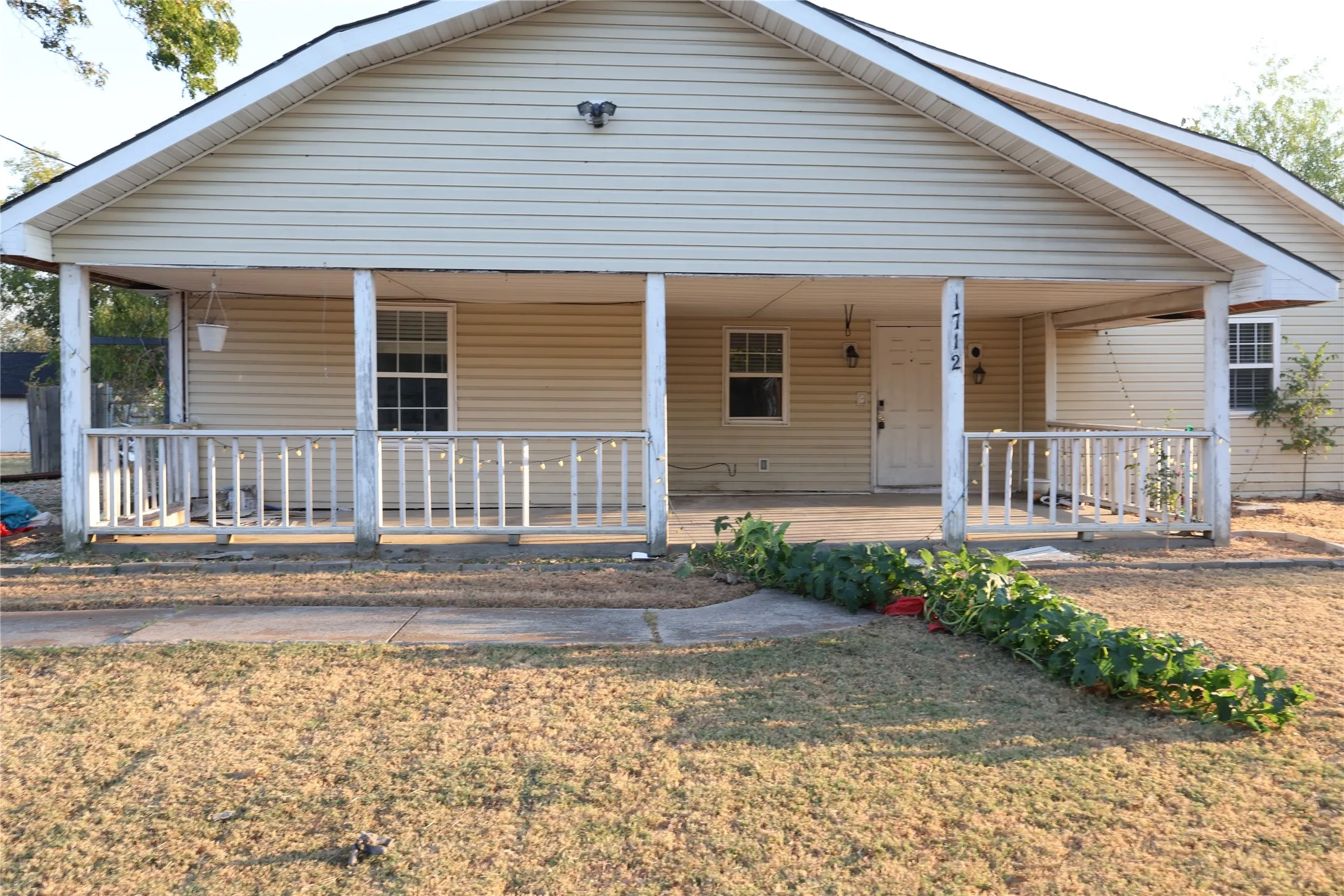 Single Family Residence For Sale in Dallas County , 1712 Potter Lane, Mesquite, Texas 75149, 4 Bedroom, 3 Bathroom, Garage spaces, 2,780 Sqft, built in 1942, mls#21396346, Real Estate Agent in Mesquite, Homes For Sale in Dallas county, Homes For Sale in Mesquite, Realtor in Mesquite Texas, Real Estate Brokerage Independent Realty Texas, Luminita Cordes Realtor