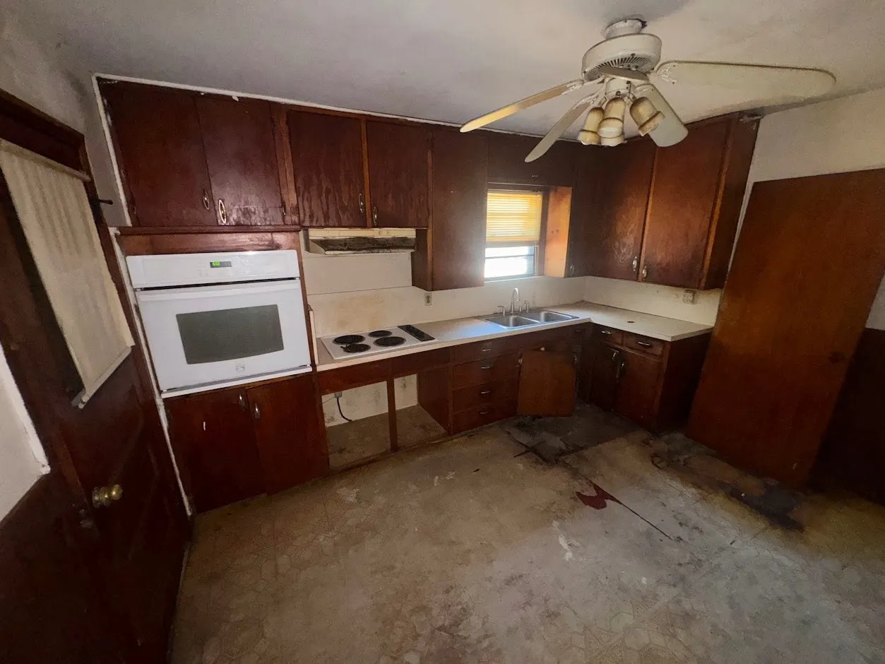 Single Family Residence For Sale in Tarrant County , 4309 Lorin Avenue, Fort Worth, Texas 76105, 3 Bedroom, 1 Bathroom, Garage spaces, 966 Sqft, built in 1952, mls#21397851, Real Estate Agent in Fort Worth, Homes For Sale in Tarrant county, Homes For Sale in Fort Worth, Realtor in Fort Worth Texas, Real Estate Brokerage Independent Realty Texas, Luminita Cordes Realtor