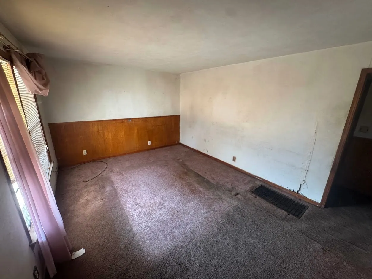 Single Family Residence For Sale in Tarrant County , 4309 Lorin Avenue, Fort Worth, Texas 76105, 3 Bedroom, 1 Bathroom, Garage spaces, 966 Sqft, built in 1952, mls#21397851, Real Estate Agent in Fort Worth, Homes For Sale in Tarrant county, Homes For Sale in Fort Worth, Realtor in Fort Worth Texas, Real Estate Brokerage Independent Realty Texas, Luminita Cordes Realtor
