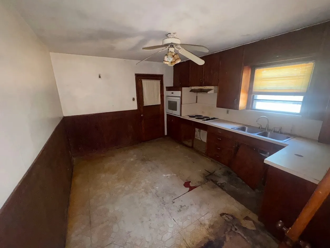 Single Family Residence For Sale in Tarrant County , 4309 Lorin Avenue, Fort Worth, Texas 76105, 3 Bedroom, 1 Bathroom, Garage spaces, 966 Sqft, built in 1952, mls#21397851, Real Estate Agent in Fort Worth, Homes For Sale in Tarrant county, Homes For Sale in Fort Worth, Realtor in Fort Worth Texas, Real Estate Brokerage Independent Realty Texas, Luminita Cordes Realtor