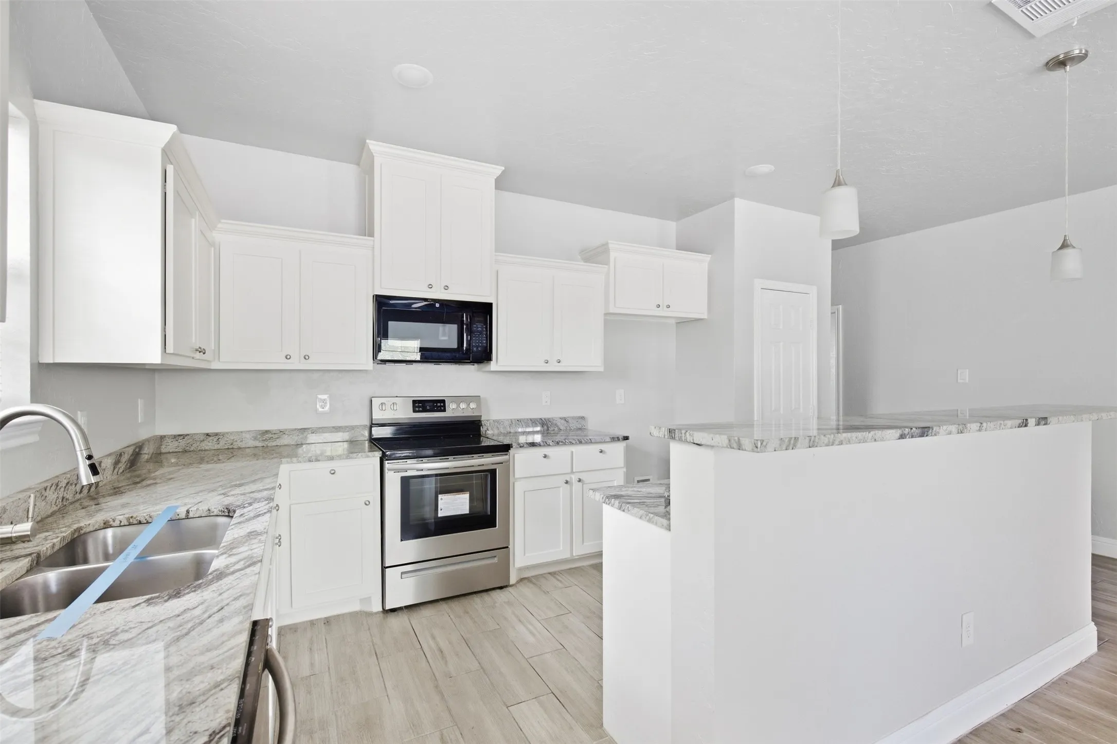 Single Family Residence For Rent in Hunt County , 4104 Gordon Street, Greenville, Texas 75401, 3 Bedroom, 2 Bathroom, 1 Garage spaces, 1,296 Sqft, built in 2021, mls#21399328, Real Estate Agent in Greenville, Homes For Rent in Hunt county, Homes For Rent in Greenville, Realtor in Greenville Texas, Real Estate Brokerage Independent Realty Texas, Luminita Cordes Realtor