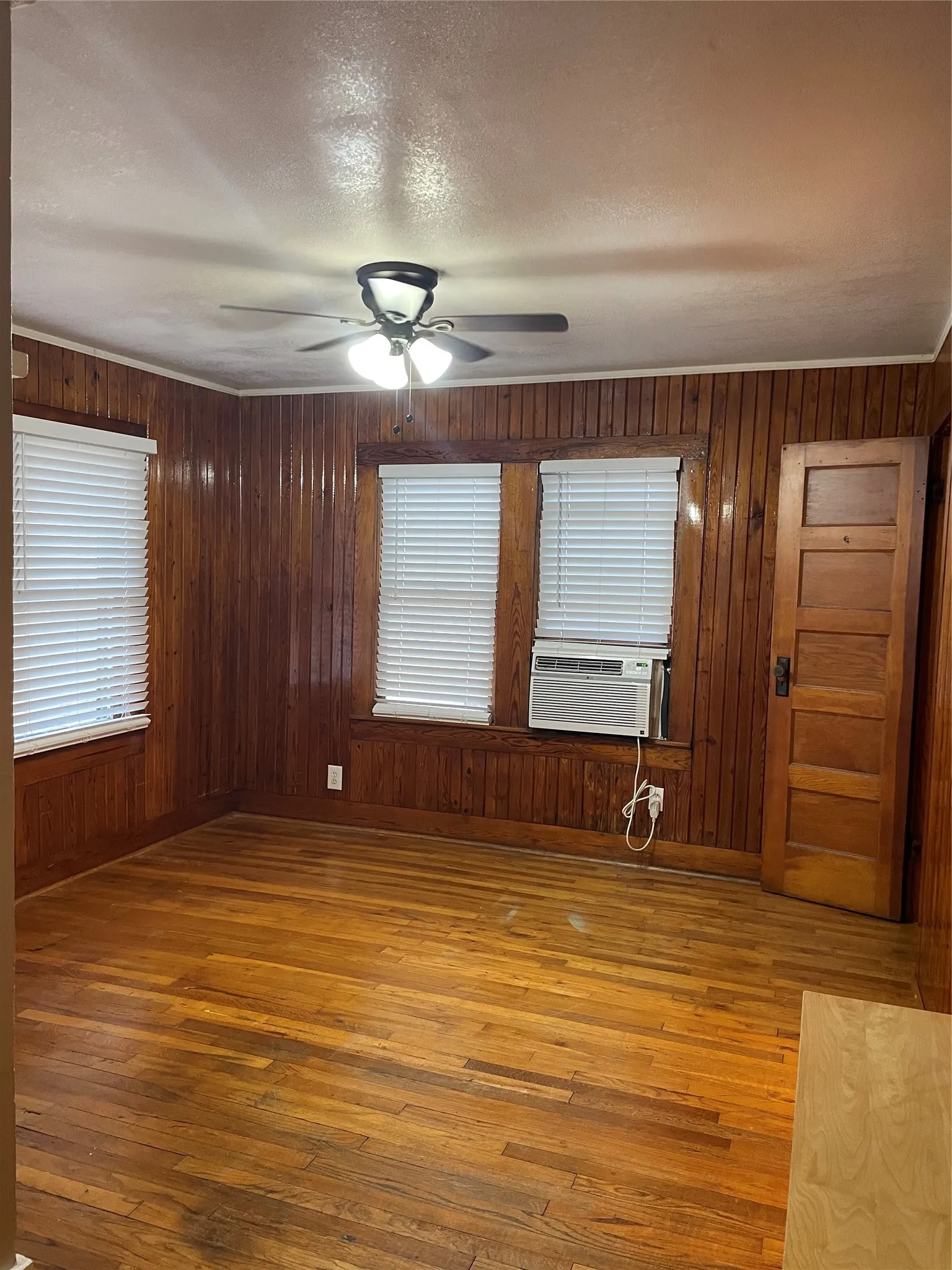 Single Family Residence For Rent in Denton County , 1007 Oakland Street 100, Denton, Texas 76201, 1 Bedroom, 1 Bathroom, Garage spaces, 888 Sqft, built in 1959, mls#21399332, Real Estate Agent in Denton, Homes For Rent in Denton county, Homes For Rent in Denton, Realtor in Denton Texas, Real Estate Brokerage Independent Realty Texas, Luminita Cordes Realtor