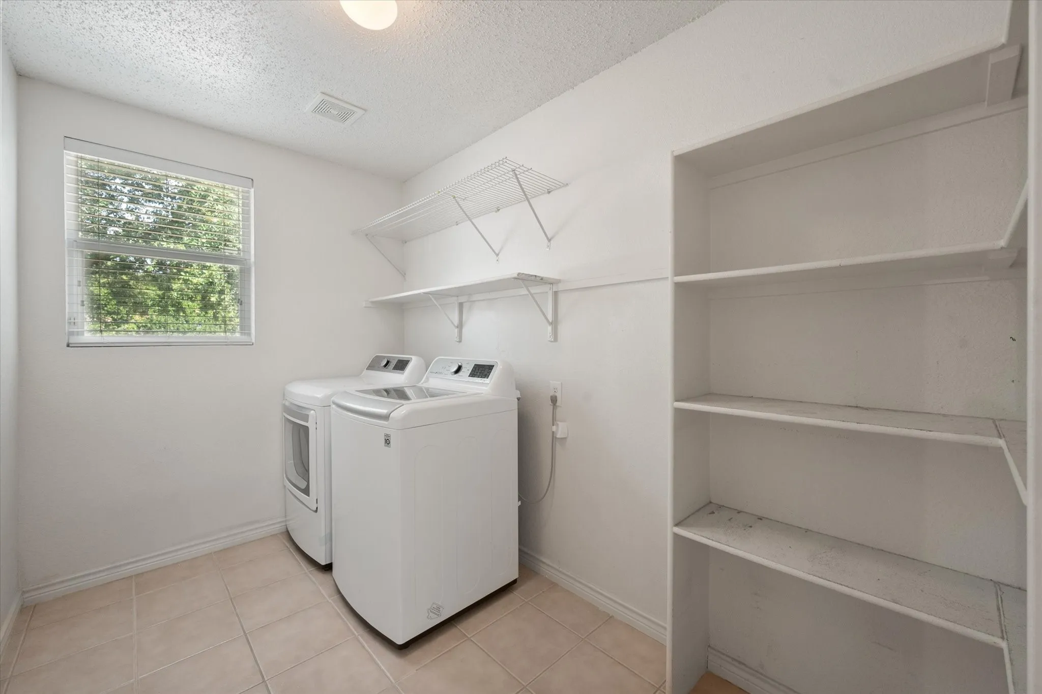 Single Family Residence For Rent in Tarrant County , 511 Travis Ranch Trail, Arlington, Texas 76002, 4 Bedroom, 2 Bathroom, 2 Garage spaces, 3,994 Sqft, built in 2005, mls#21399331, Real Estate Agent in Arlington, Homes For Rent in Tarrant county, Homes For Rent in Arlington, Realtor in Arlington Texas, Real Estate Brokerage Independent Realty Texas, Luminita Cordes Realtor