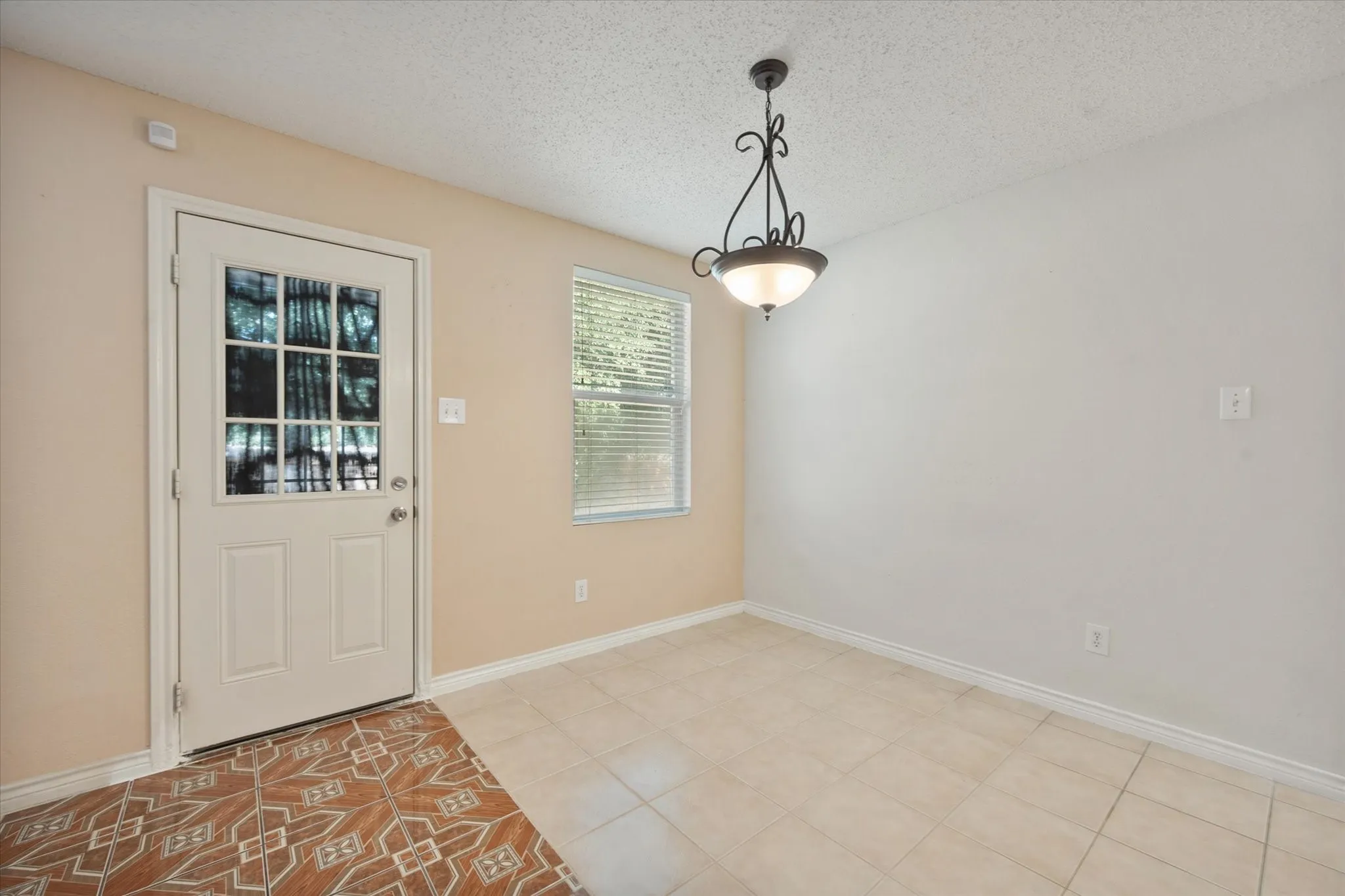 Single Family Residence For Rent in Tarrant County , 511 Travis Ranch Trail, Arlington, Texas 76002, 4 Bedroom, 2 Bathroom, 2 Garage spaces, 3,994 Sqft, built in 2005, mls#21399331, Real Estate Agent in Arlington, Homes For Rent in Tarrant county, Homes For Rent in Arlington, Realtor in Arlington Texas, Real Estate Brokerage Independent Realty Texas, Luminita Cordes Realtor