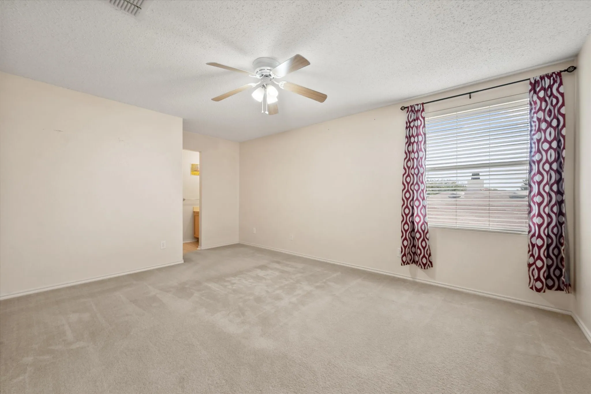 Single Family Residence For Rent in Tarrant County , 511 Travis Ranch Trail, Arlington, Texas 76002, 4 Bedroom, 2 Bathroom, 2 Garage spaces, 3,994 Sqft, built in 2005, mls#21399331, Real Estate Agent in Arlington, Homes For Rent in Tarrant county, Homes For Rent in Arlington, Realtor in Arlington Texas, Real Estate Brokerage Independent Realty Texas, Luminita Cordes Realtor